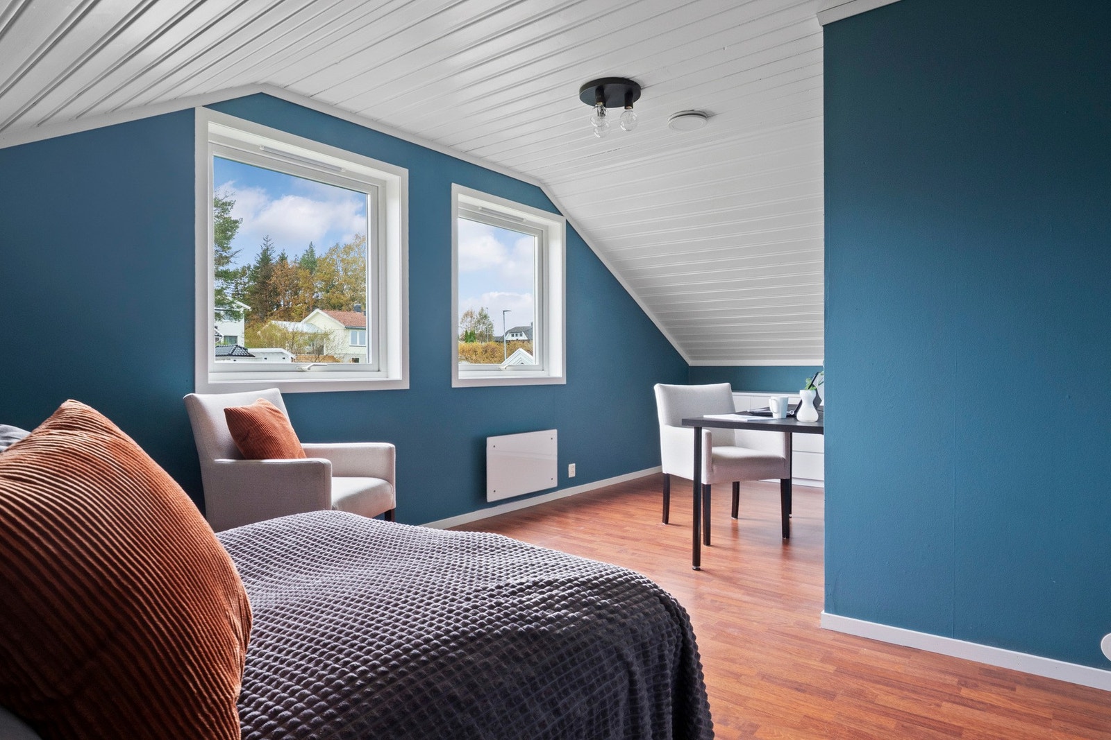 Soverommet oppe har god størrelse, og sammen med stuen og våtrommet i samme etasje kan rommet bli en fin gjeste-/ungdomsavdeling. Galleribilde