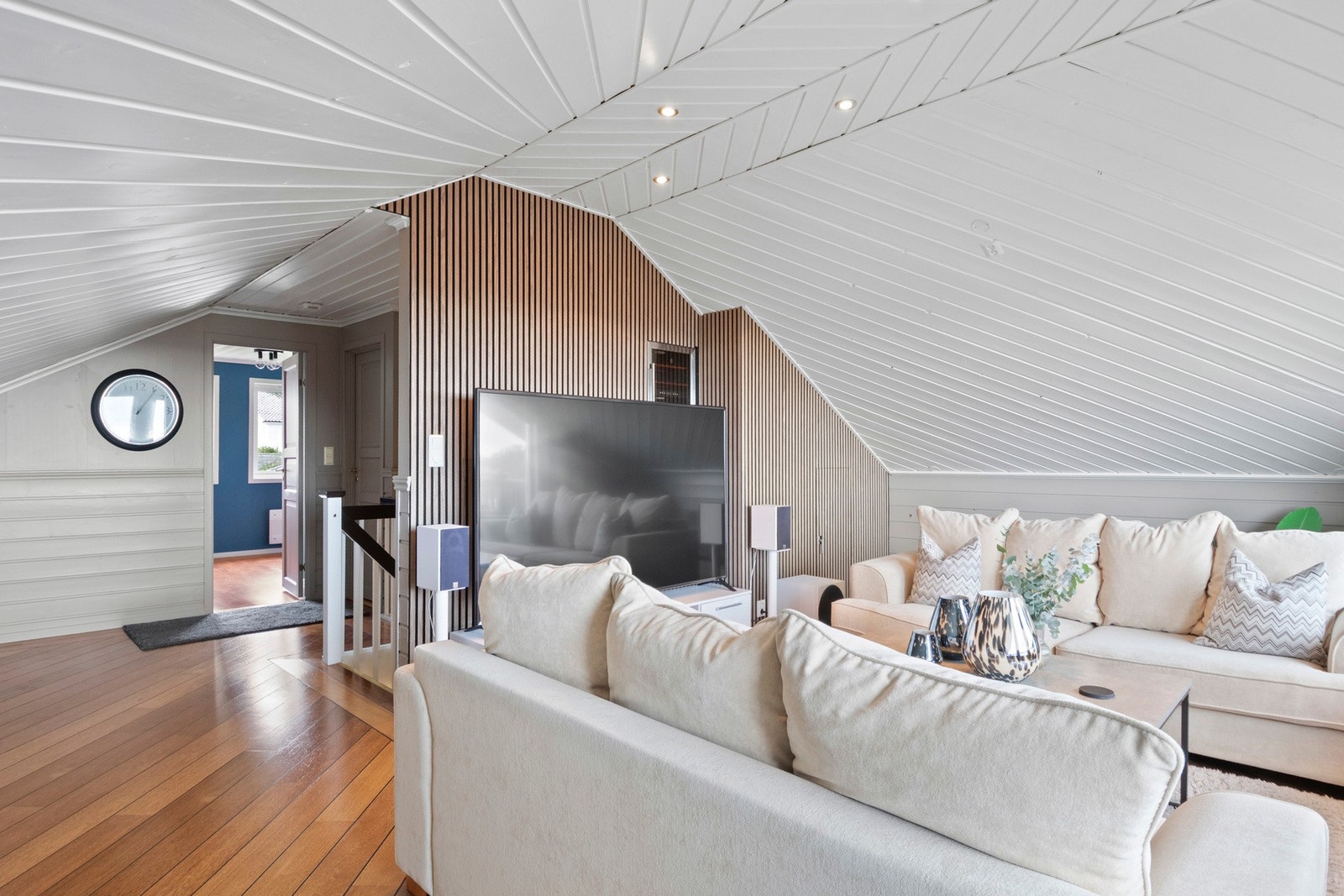 Det er downlights i taket, og en trendy spilevegg gir ekstra liv til rommet. Galleribilde