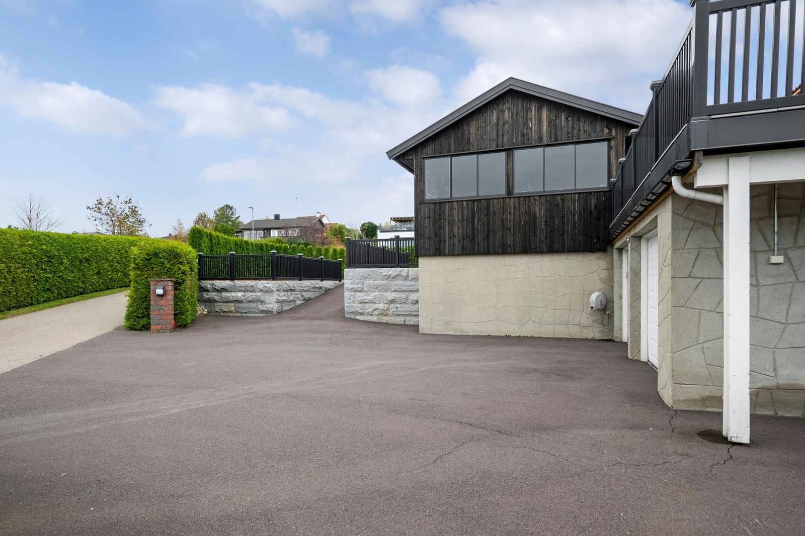 Ved garasjen har boligen en asfaltert gårdsplass over to nivåer. Galleribilde