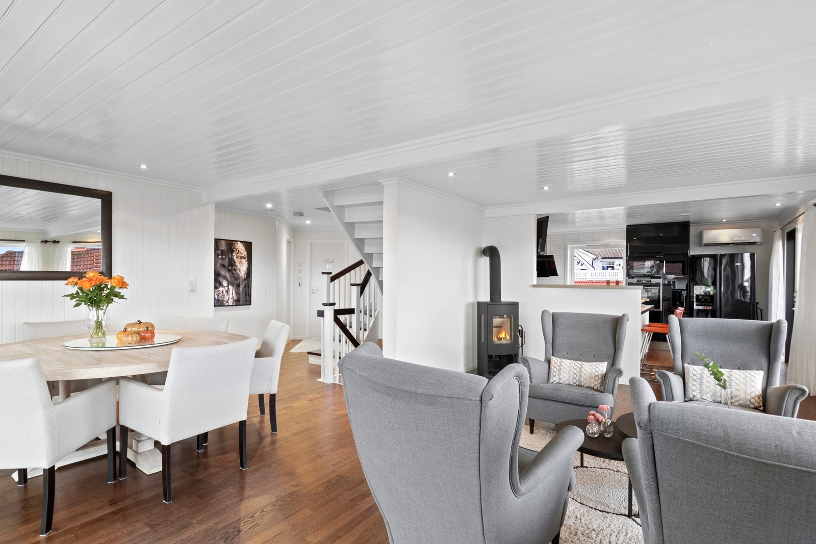 Lune kvelder sikres av en peisovn, og stuen har god plass til flere sittegrupper. Galleribilde