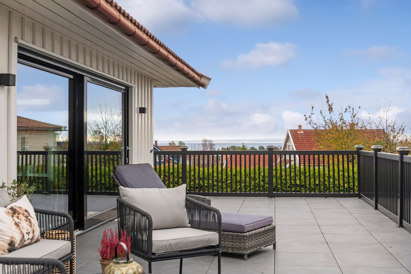 Det er subtil belysning rundt hele terrassen, og størrelsen gir flere soner for ulikt bruk. Galleribilde