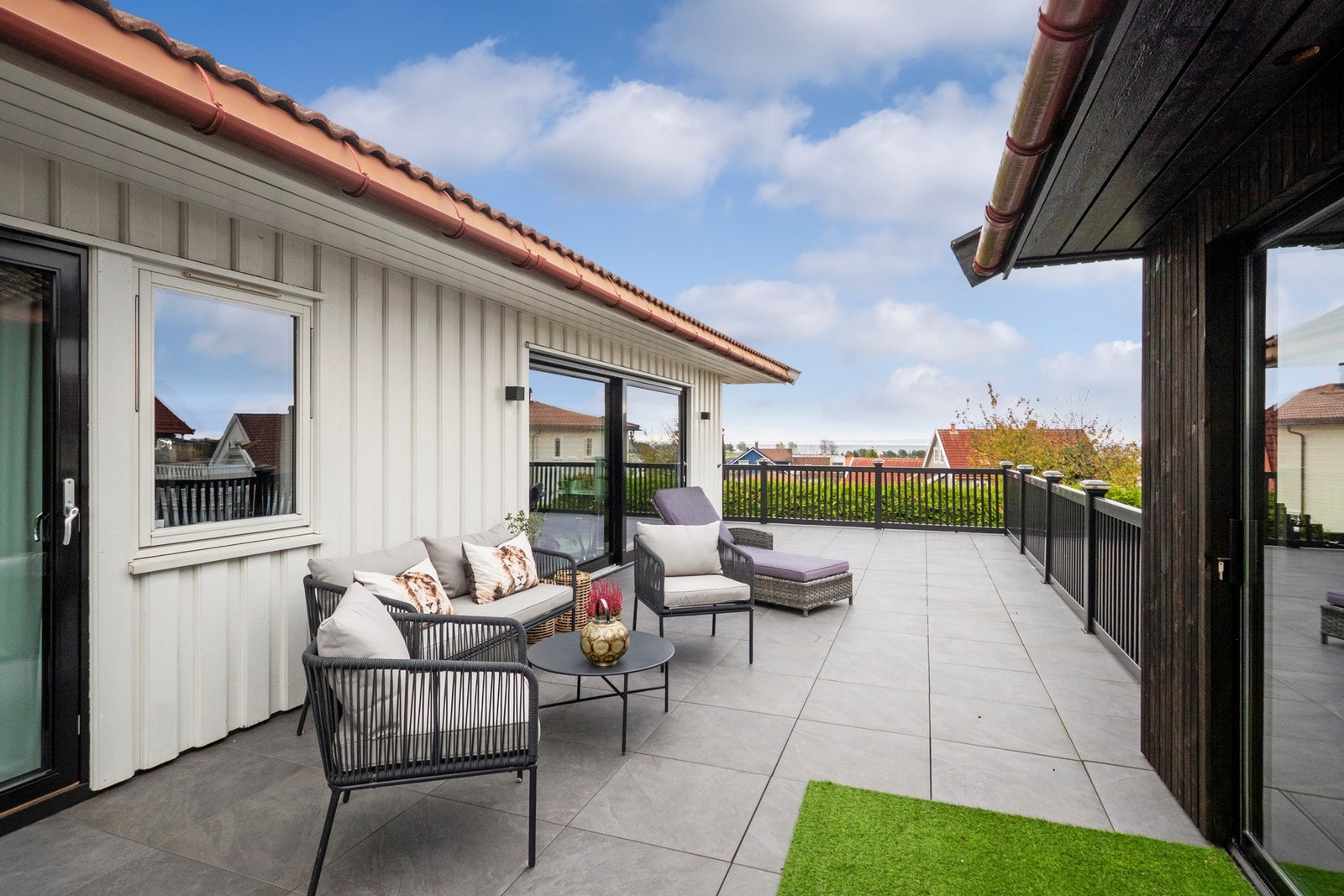 Det er subtil belysning rundt hele terrassen, og størrelsen gir flere soner for ulikt bruk. Galleribilde