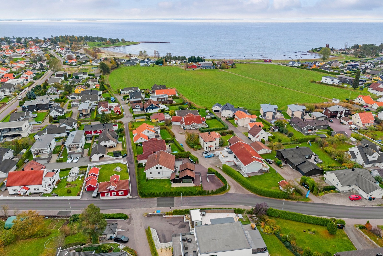 Beliggenheten er ideell for familier, i trygge og rolige omgivelser med nærhet til skoler, barnehager og fritidsaktiviteter. Galleribilde