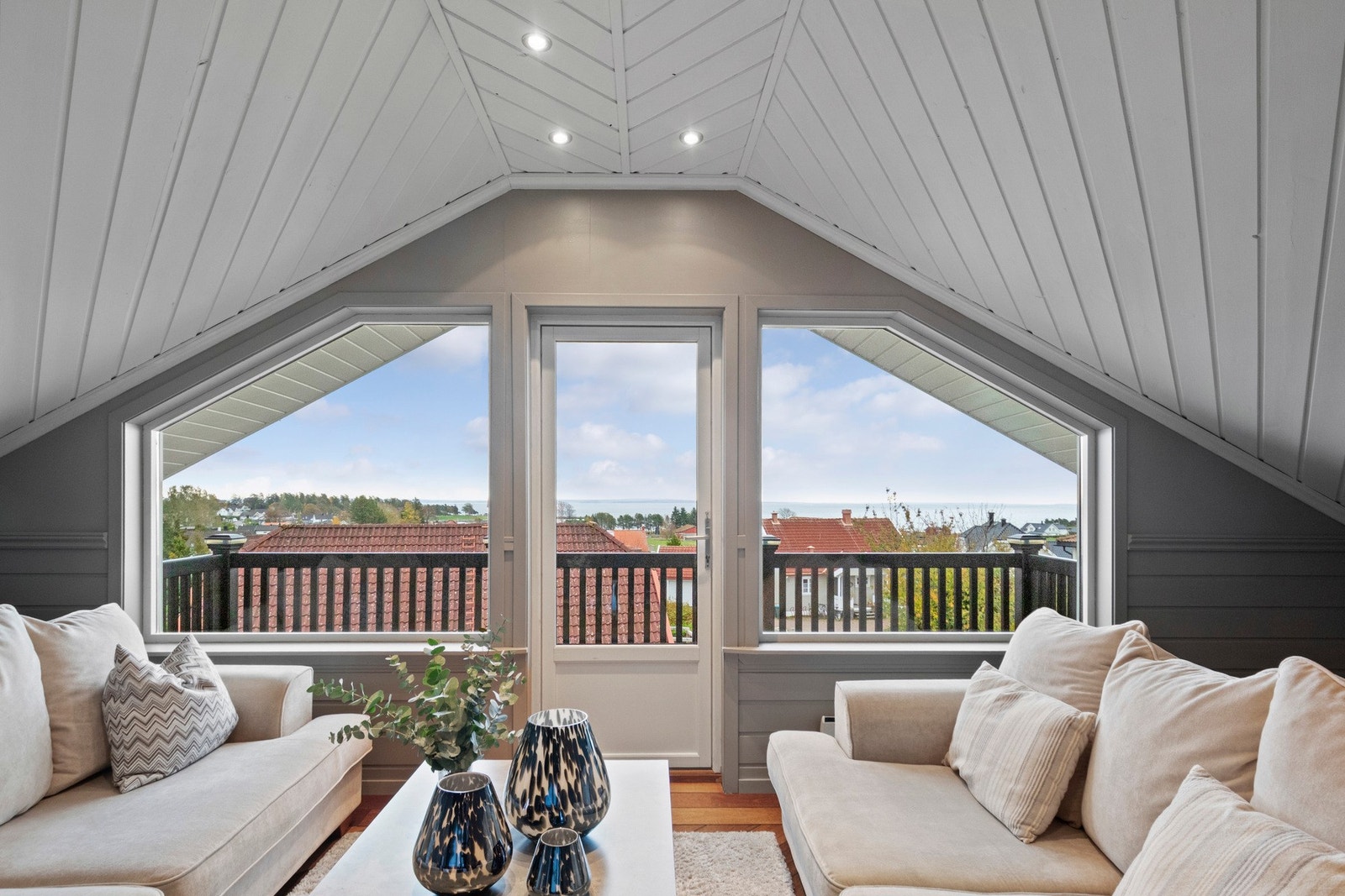 En stor vindusflate ivaretar en vidstrakt utsikt over havet, og stuen har utgang til en overbygd balkong. Galleribilde