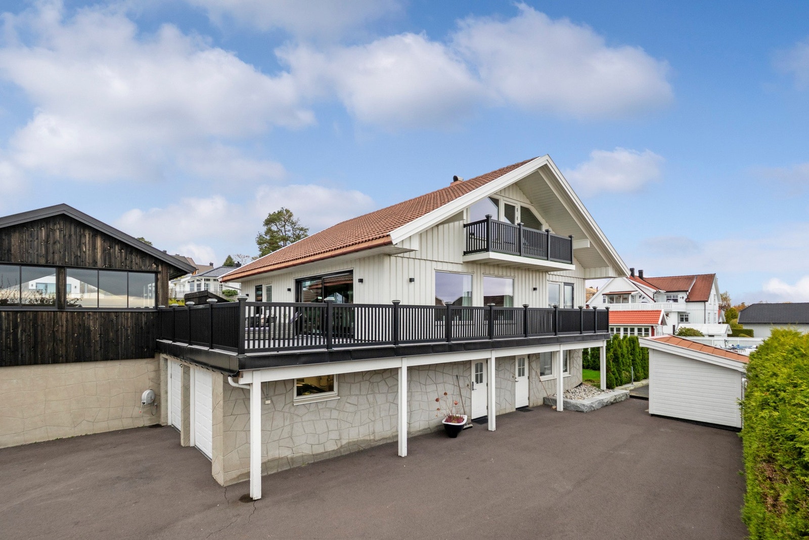 Velkommen til Gårdboveien 59, en innholdsrik enebolig med mye boltreplass over tre plan. Galleribilde