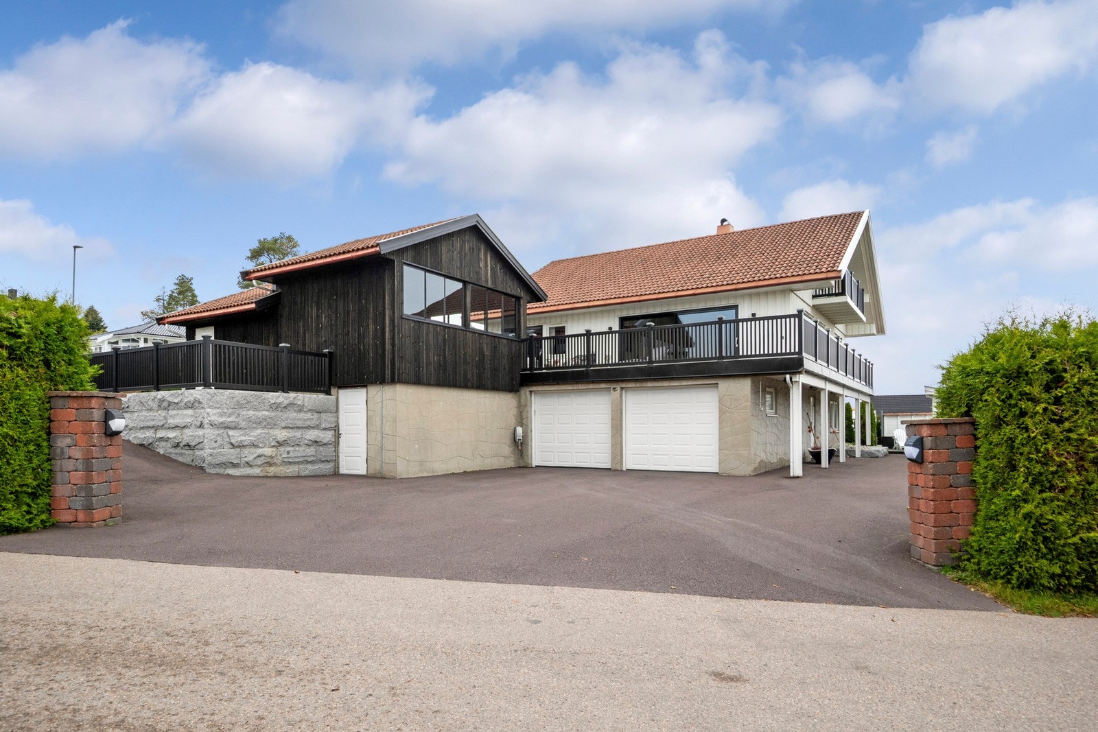 Eneboligen har en integrert dobbelgarasje Galleribilde