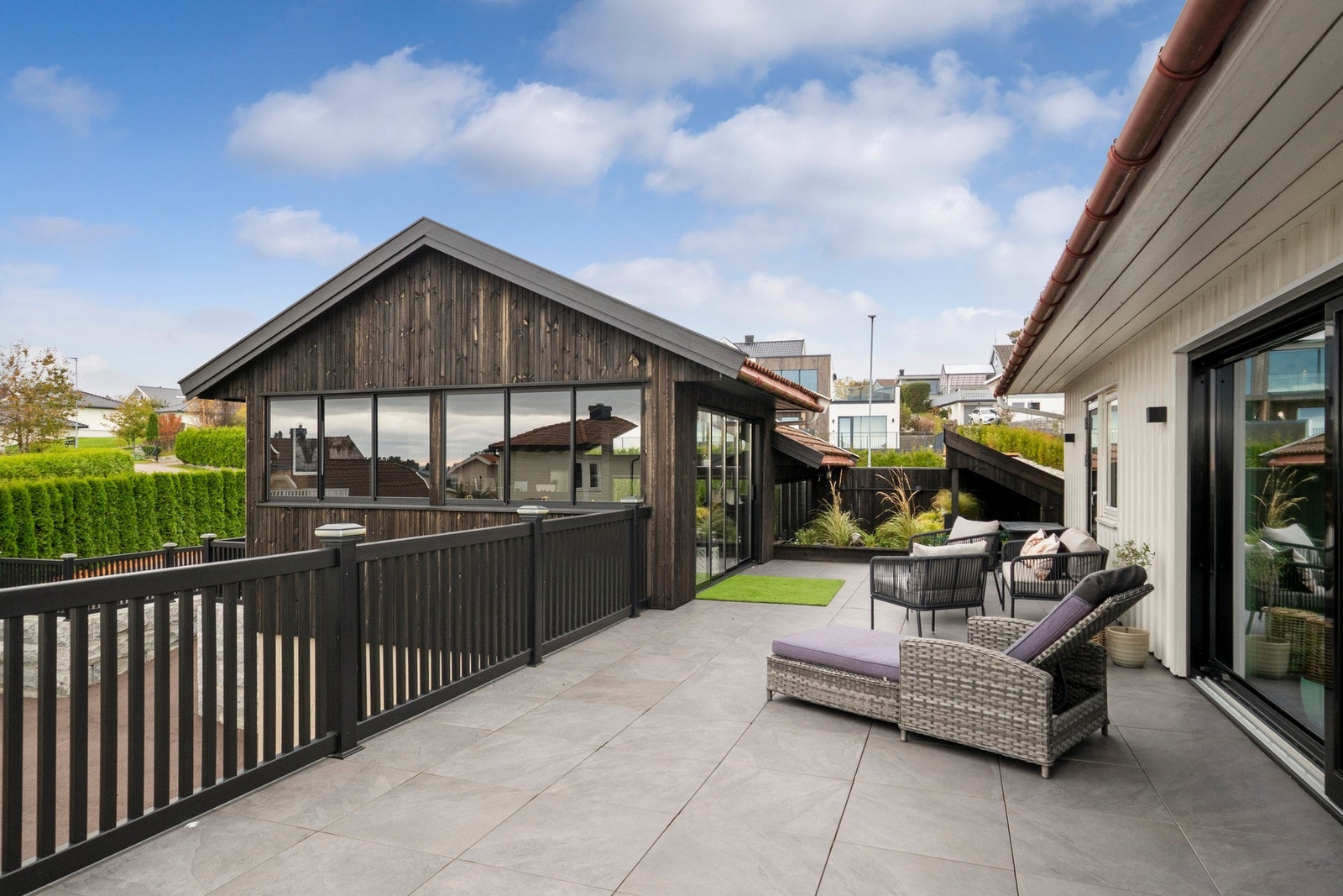 Terrassen innbyr til store, sosiale sammenkomster, og binder huset sammen med en flott utestue på ca. 40 kvm. Galleribilde