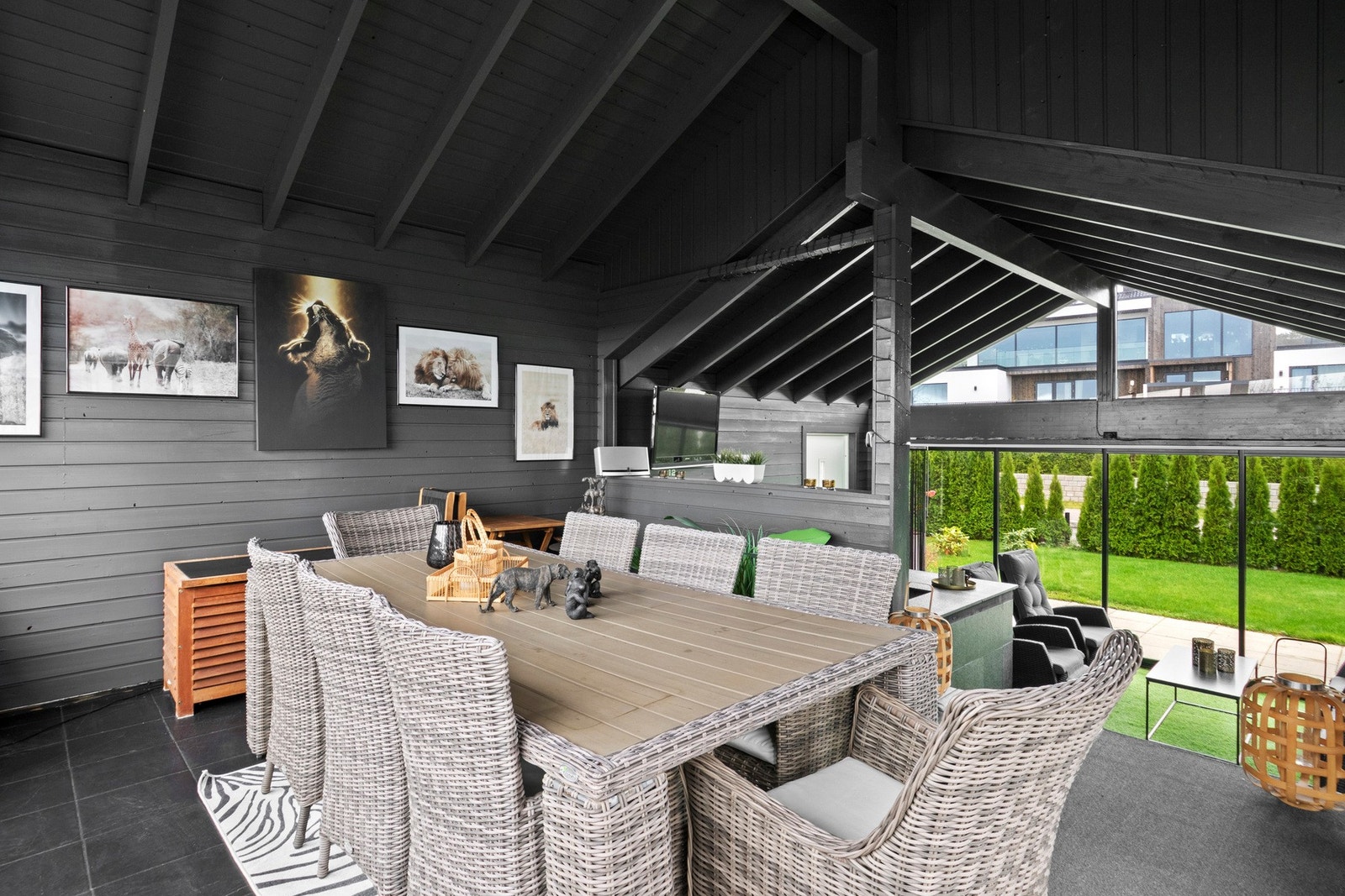 Utestuen er perfekt for middagsselskaper, og har store glassfelter og skyvedører mot hagearealet. Galleribilde