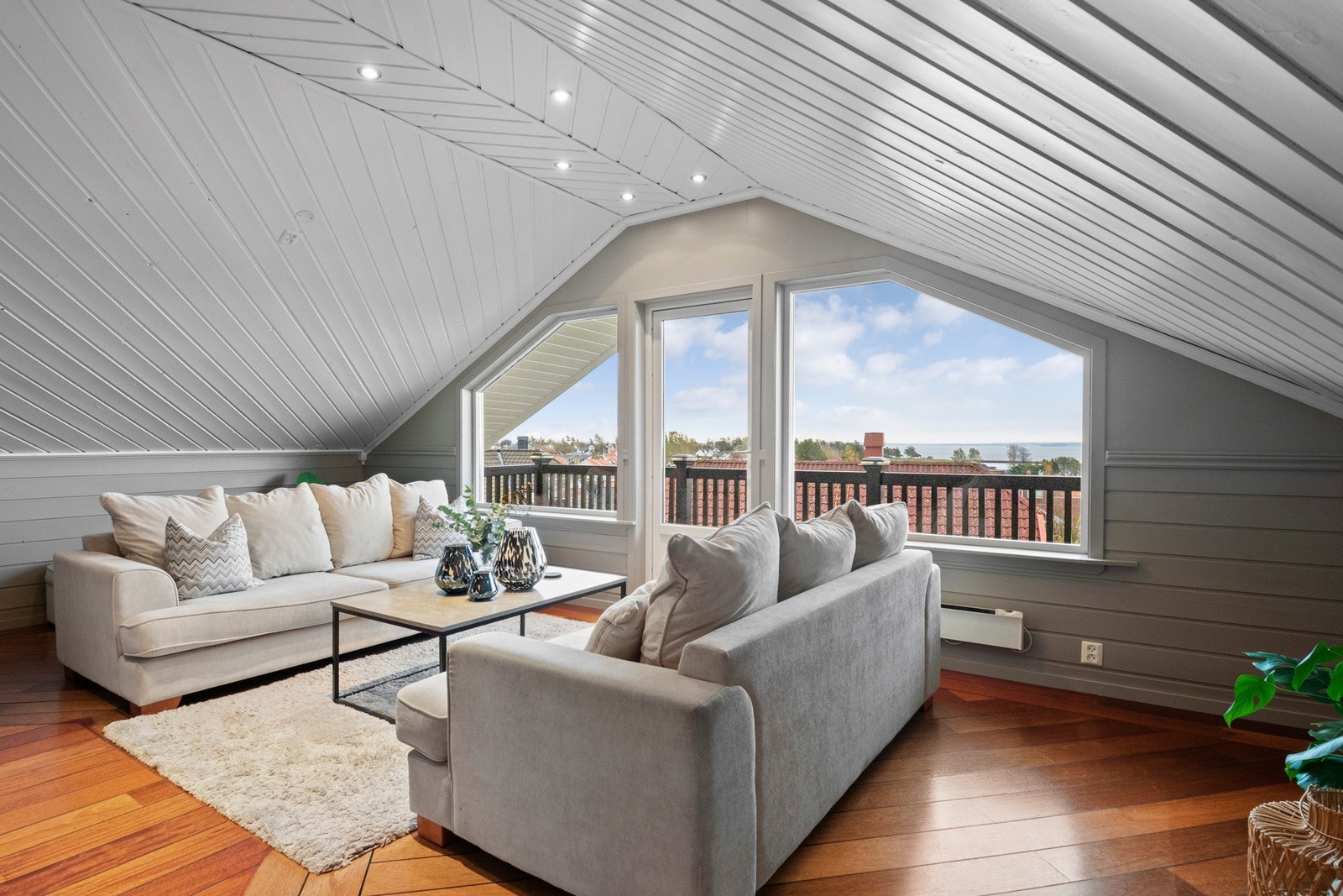 Øverst finner man en kjærkommen stue for familien, et ekstra oppholdsrom til lek, vennebesøk og avslapning. Galleribilde