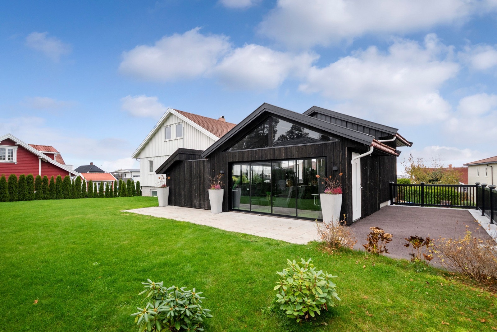 En av dørene åpnes opp mot en flislagt markterrasse på ca. 19 kvm. Galleribilde