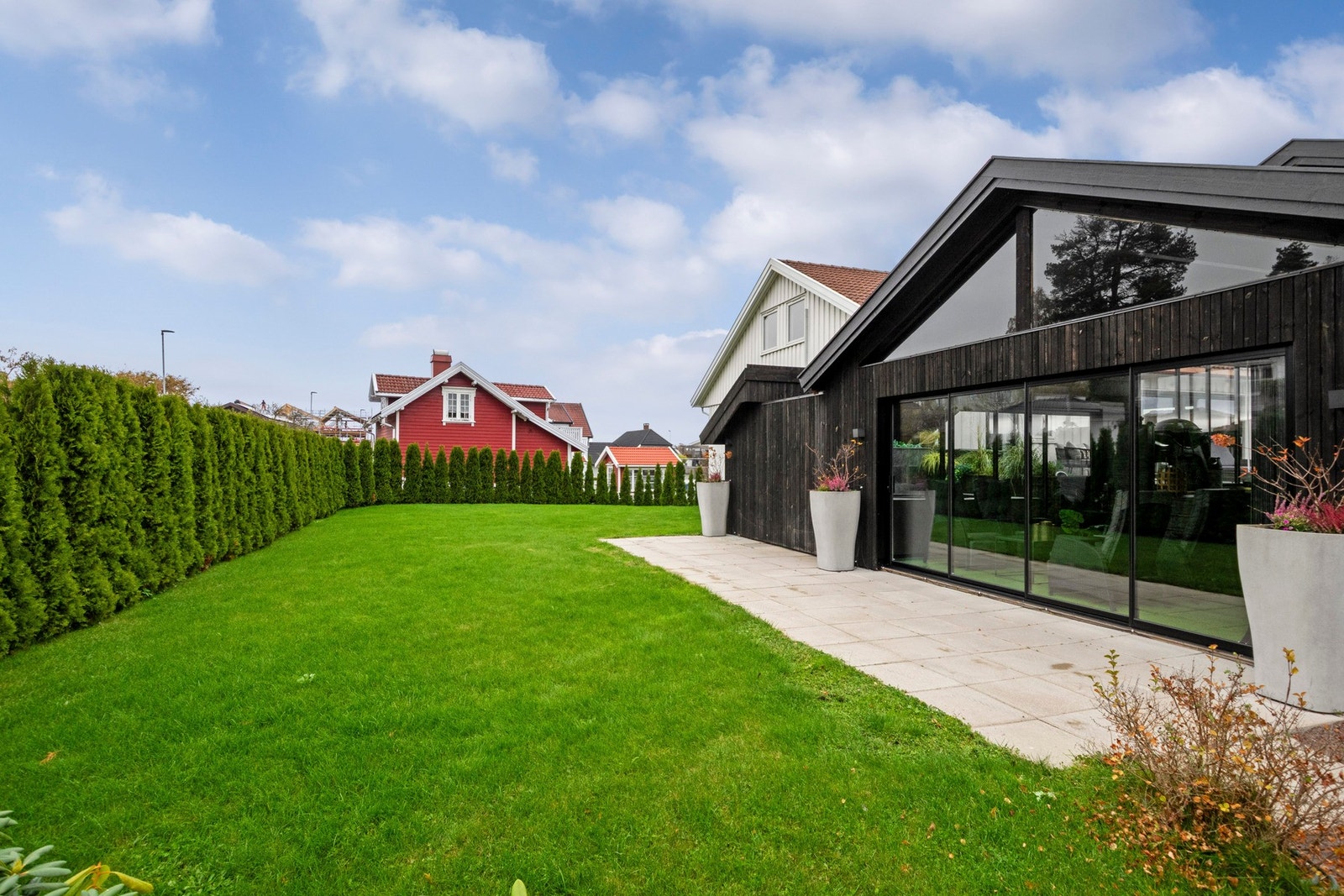 Hagen rammes fint inn av hekker, og her kan man enkelt sette opp en trampoline eller spille fotball med venner etter skolen. Galleribilde