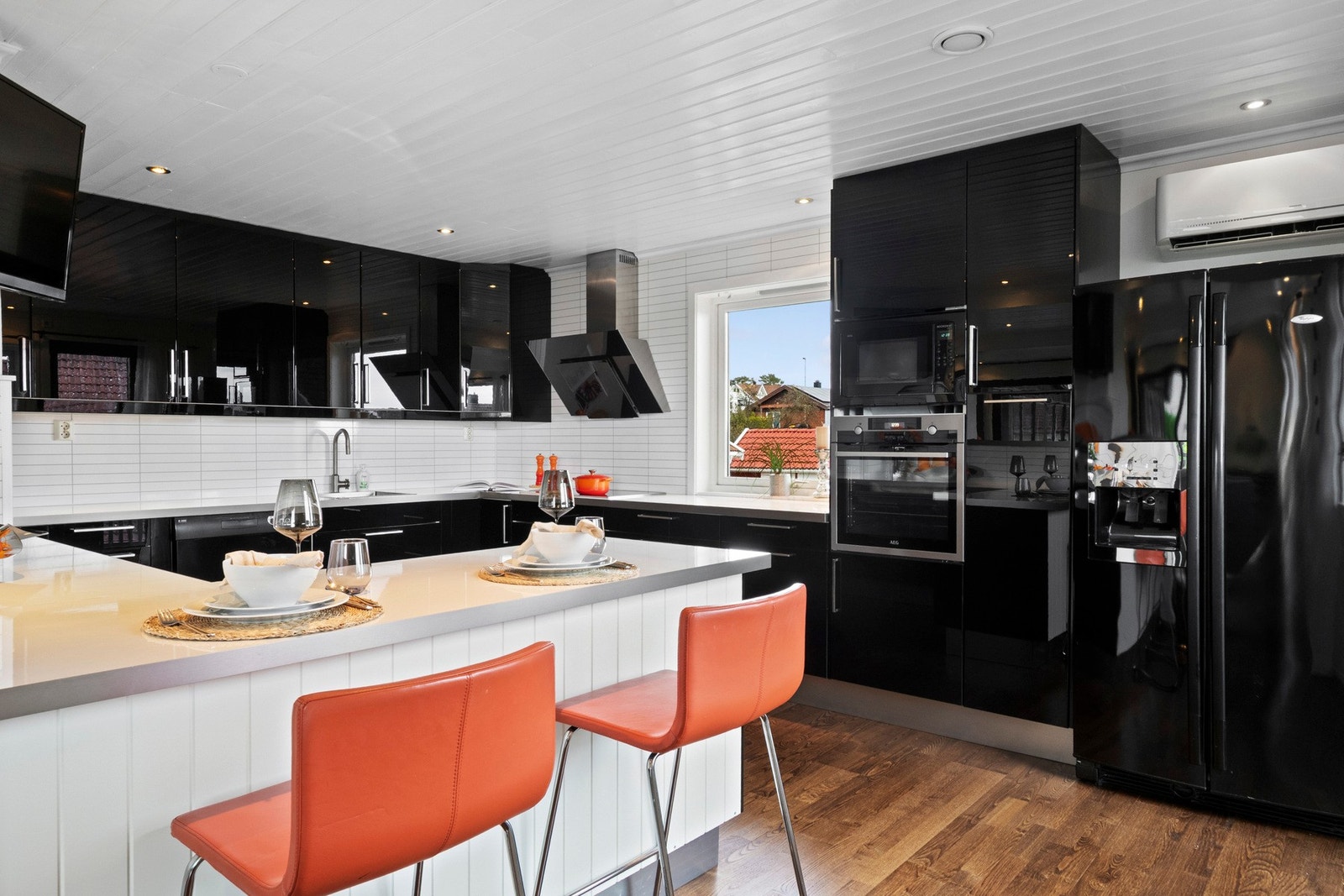 Innredningen ble satt inn i 2012, med sorte, glatte fronter, nedfelt oppvaskkum og lysegrå benkeplate av laminat. Galleribilde