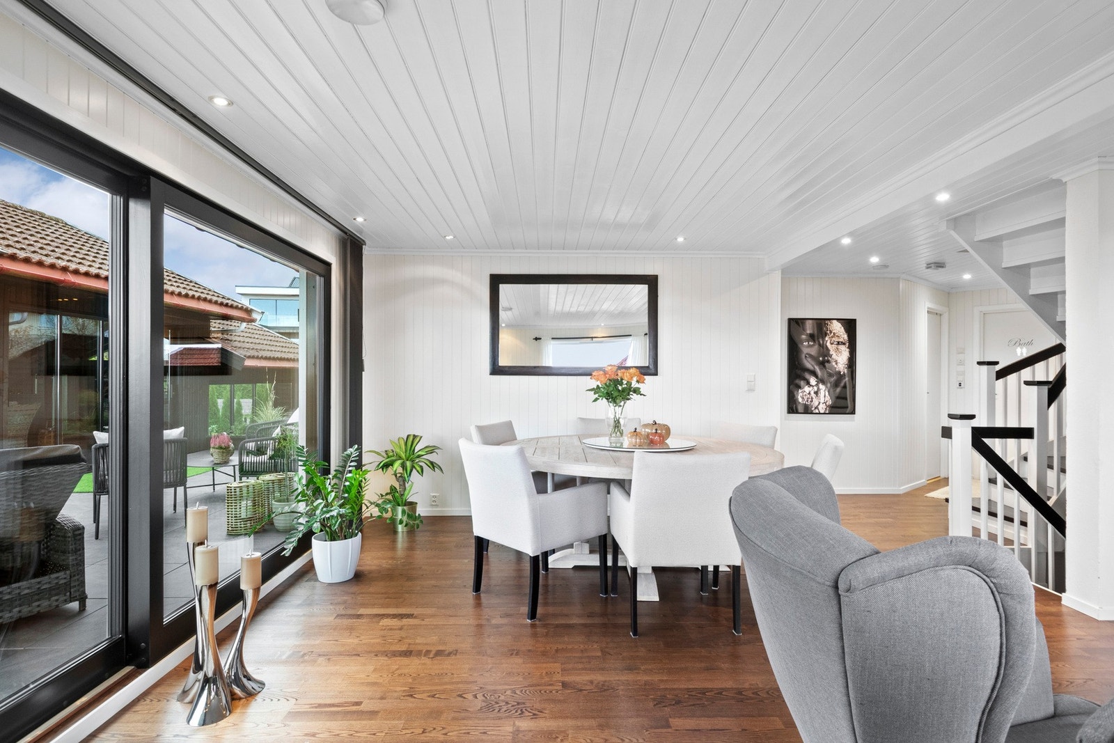 Vinduene inkluderer en skyvedør til terrassen, og sommerstid kan man nærmest viske bort skille mellom inne og ute. Galleribilde