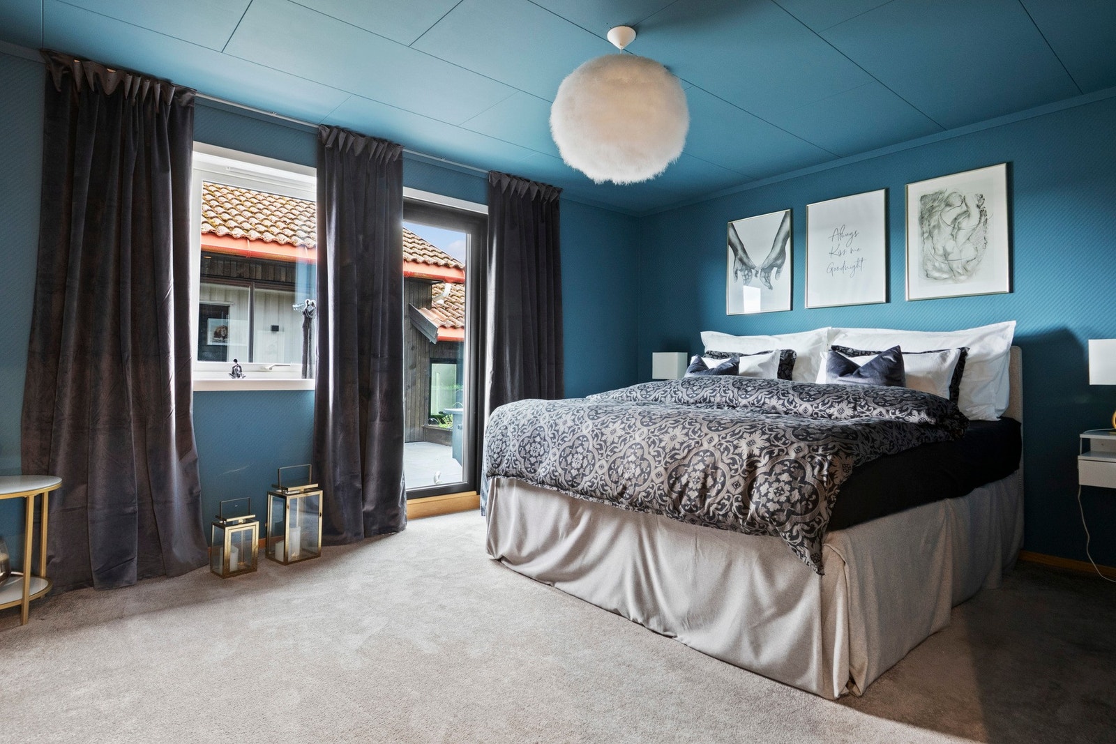 Hoveddelen har fire soverom, fordelt med ett i loftsetasjen og tre sammen i 1. etasje. Galleribilde