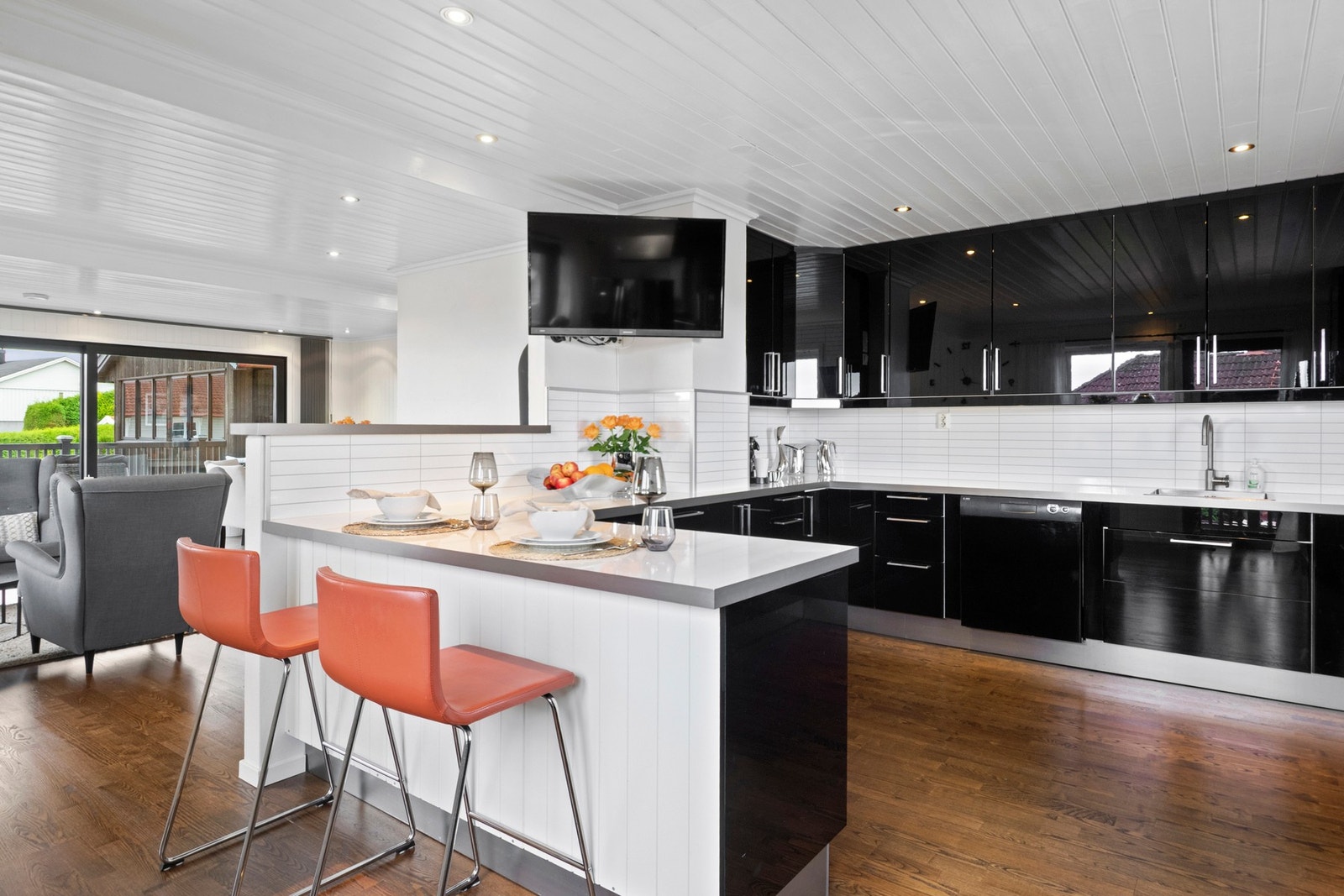 Over benken er det hvite plater i flismønster, og over kokesonen har kjøkkenet en ventilator med avtrekk ut. Galleribilde