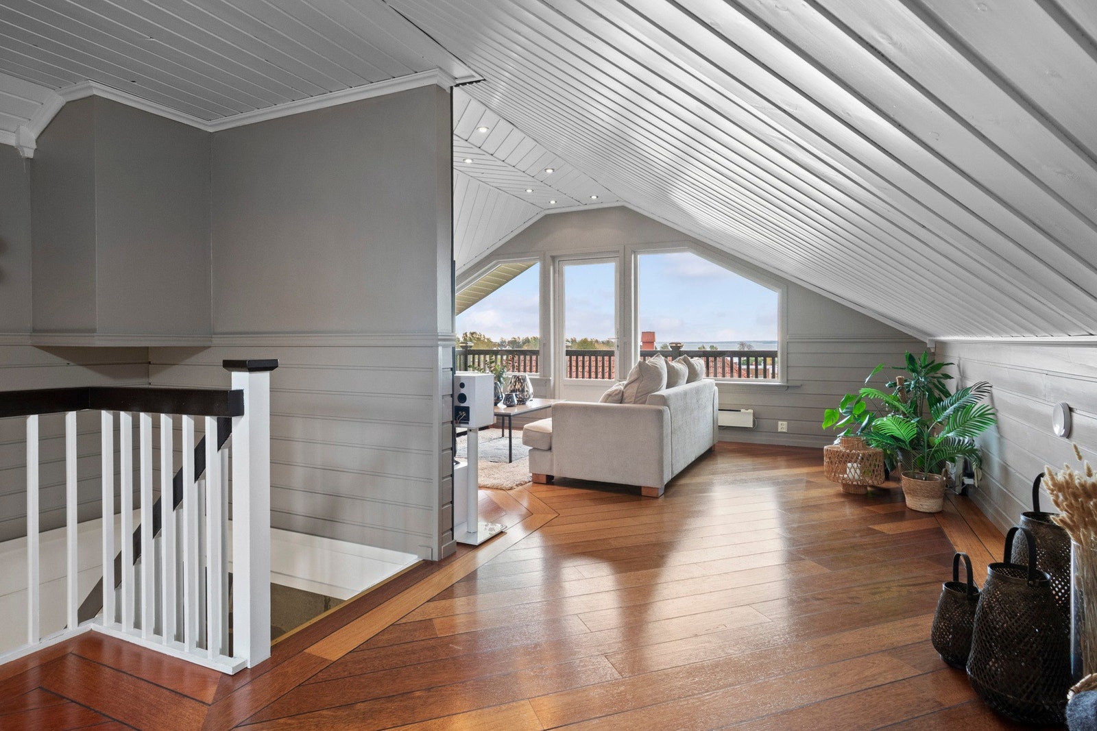 Stuen har plass til en stor sofagruppe, og er perfekt hvis man ønsker å trekke seg tilbake for litt egentid med en god bok eller film. Galleribilde