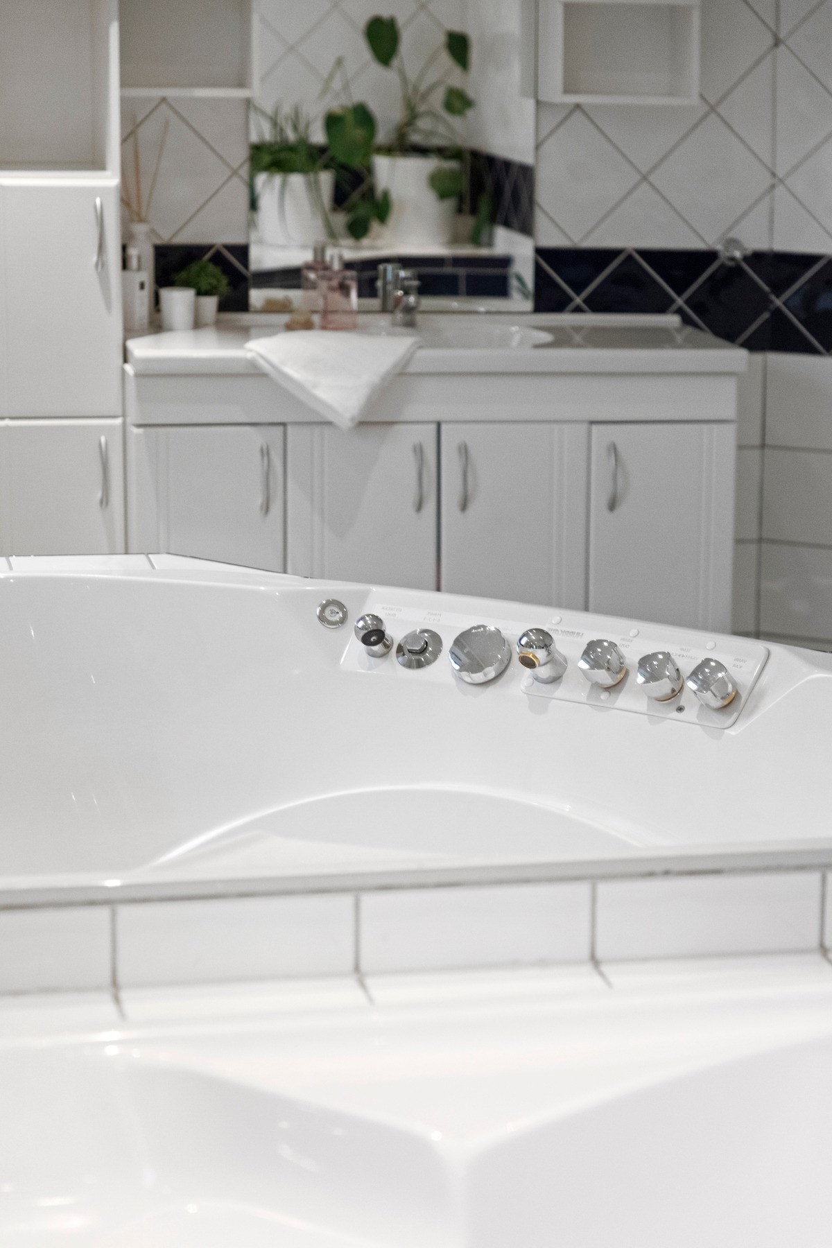 Varme er lagt i gulvet, og badet har downlights, vegghengt toalett og et innfliset boblebadekar med trapp. Galleribilde