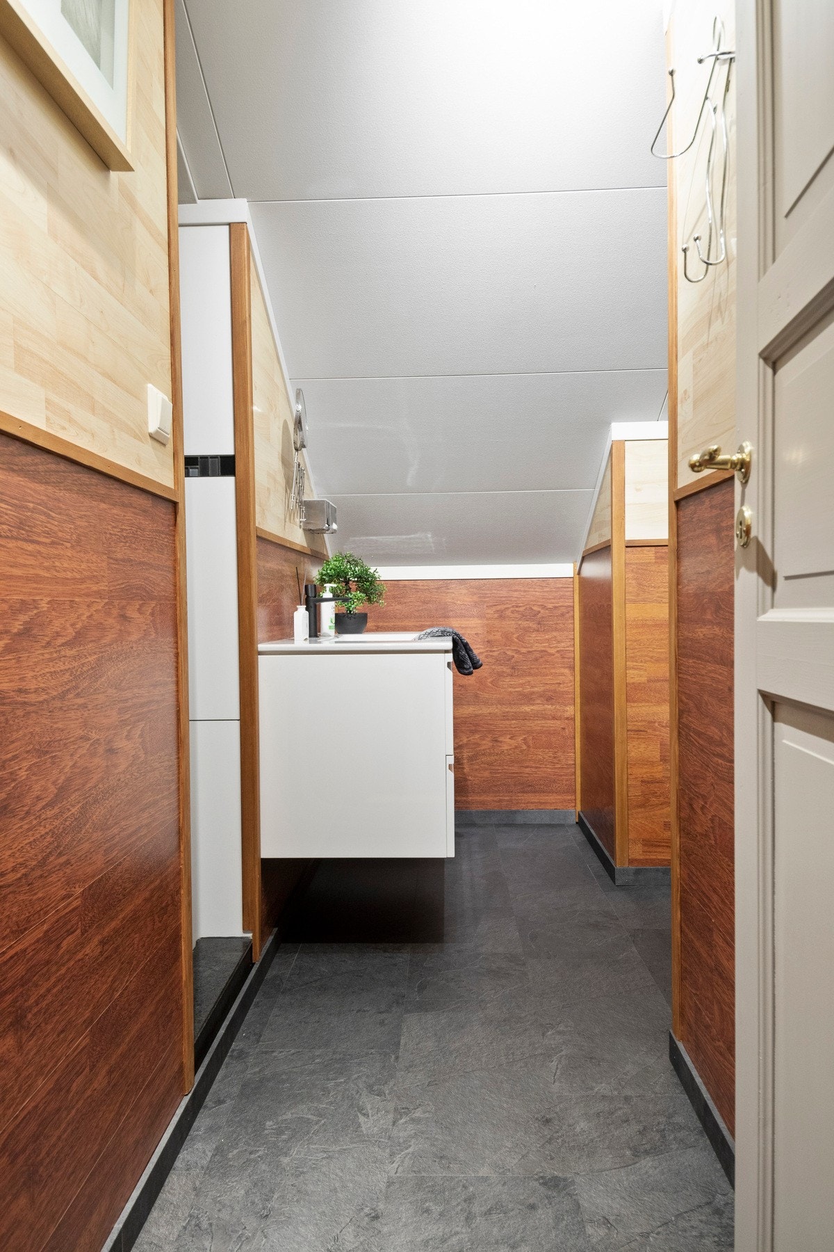 På øverste plan finner man et hendig dusjrom med tilhørende wc. Dusjrommet er ikke byggemeldt. Galleribilde