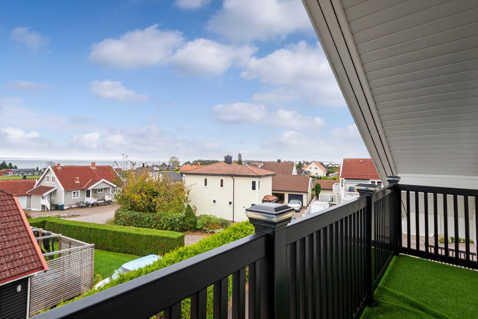 Sommerdagene tilbringes også på en overbygd balkong, der utsikten viser seg fra sin beste side. Galleribilde