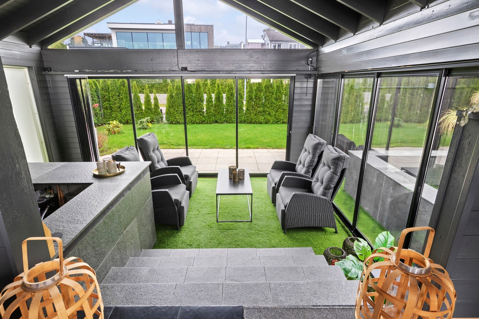 Terrassen innbyr til store, sosiale sammenkomster, og binder huset sammen med en flott utestue på ca. 40 kvm. Galleribilde