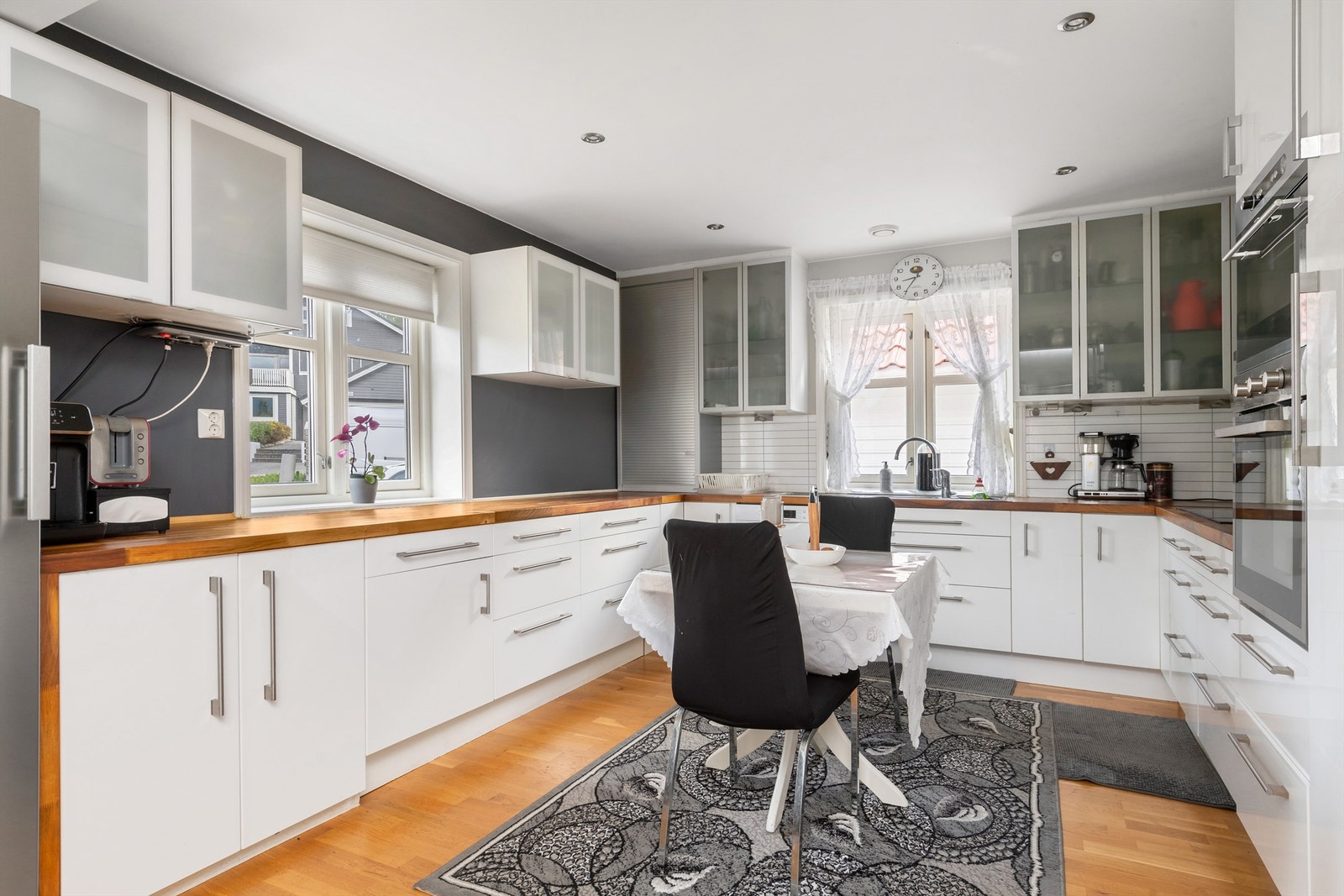 Kjøkkeninnredning med underskap og delvis takhøye overskap Galleribilde