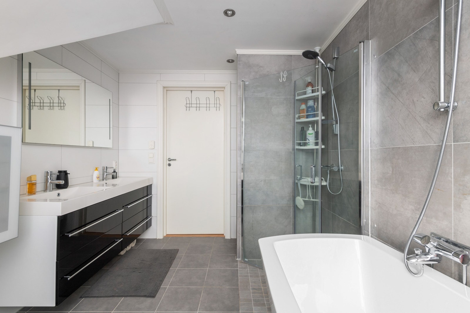 Både badekar og dusjhjørne Galleribilde