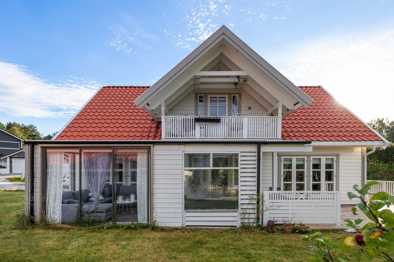 Eiendommen ligger i ett rolig og barnevennlig boligområde i Julsundet, fastlandsdelen av Aukra kommune. Kort vei til skole, barnehage og dagligvarebutikk. Galleribilde