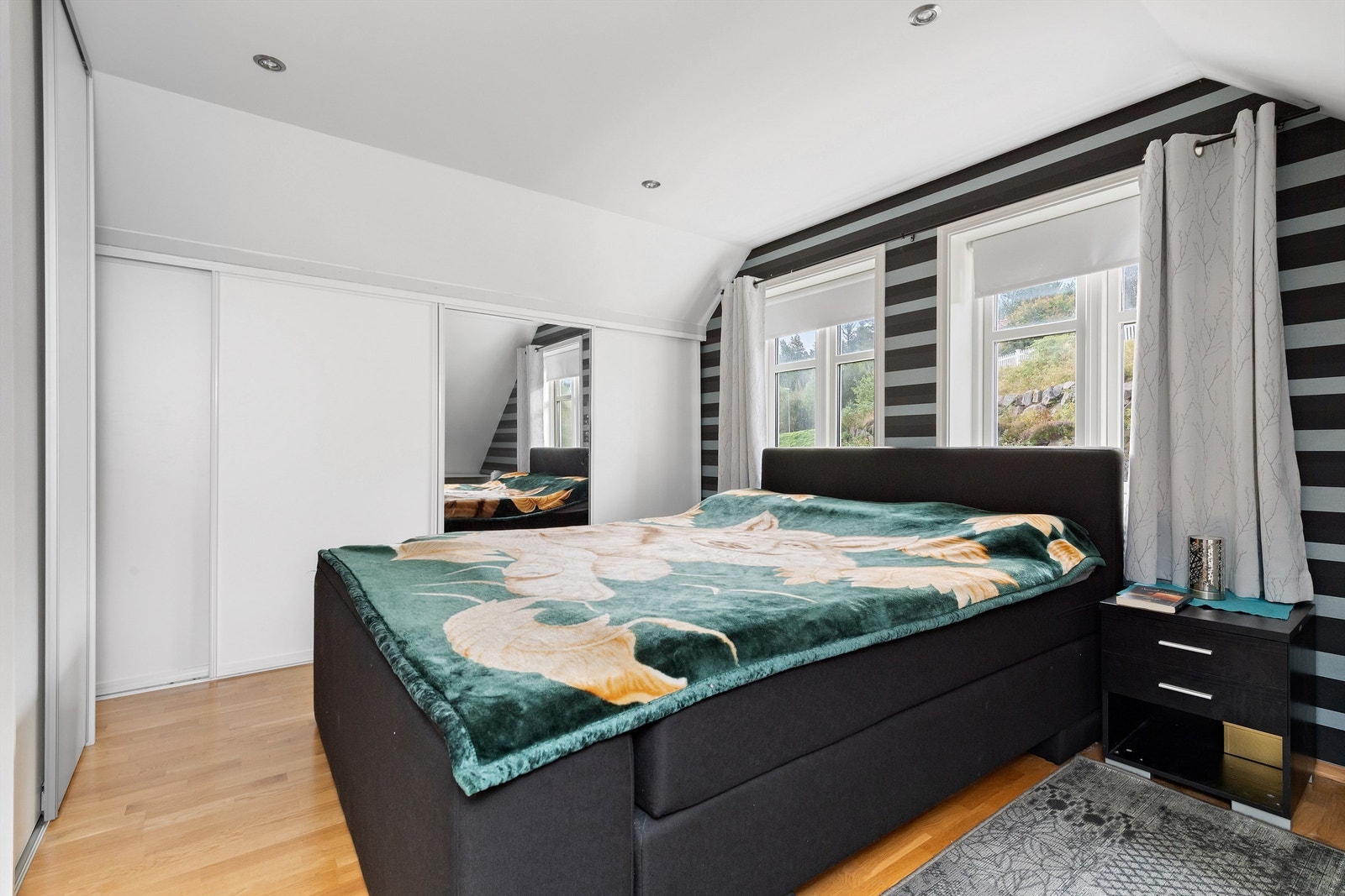 Hovedsoverom med skyvedørsgarderobe Galleribilde