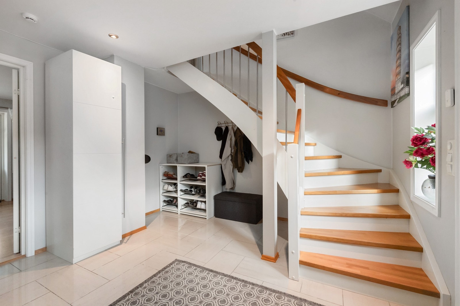 Hall/entré i 1. etasje med trapp til loft Galleribilde