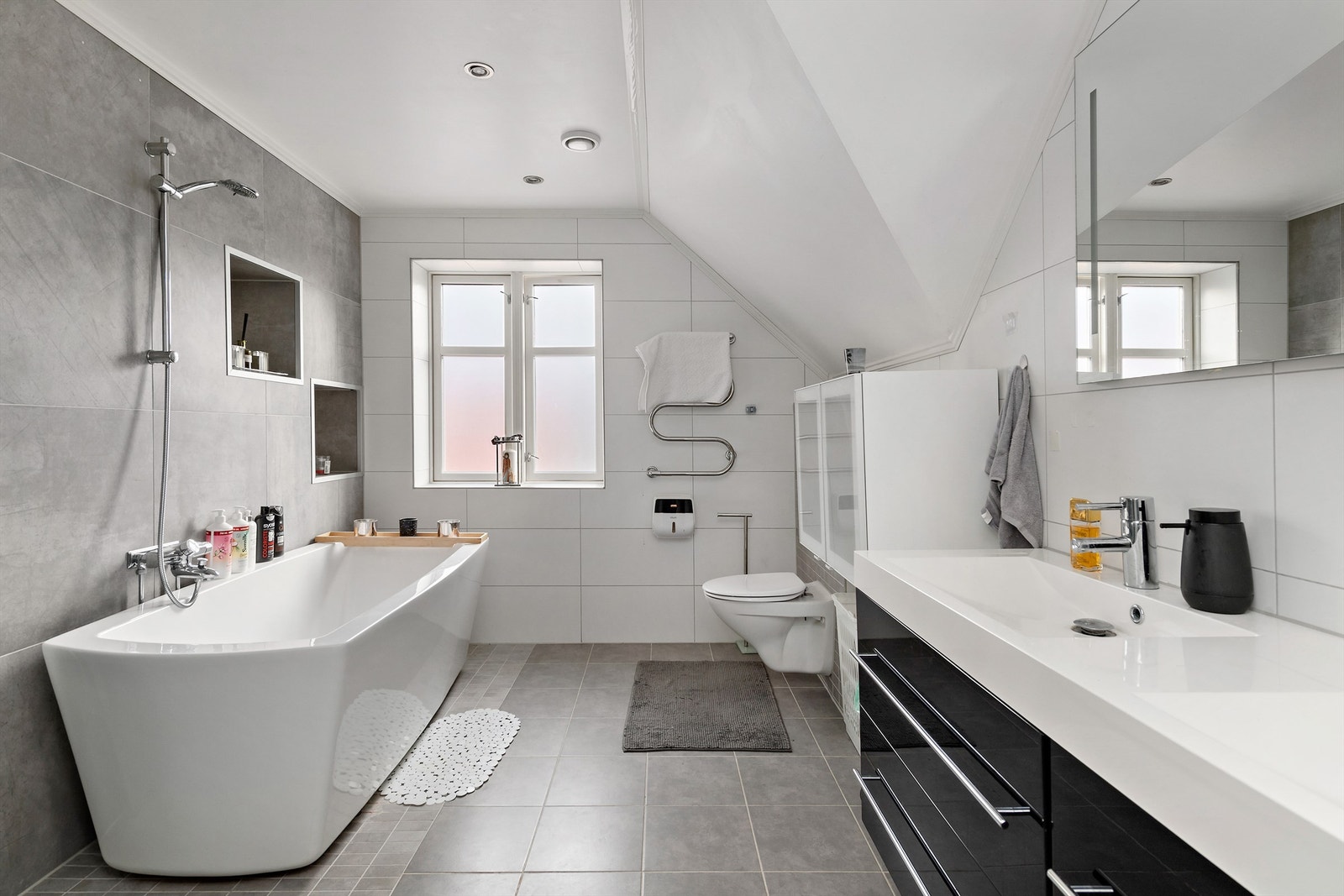 Flislagt bad i loftsetasje med dobbelservant Galleribilde