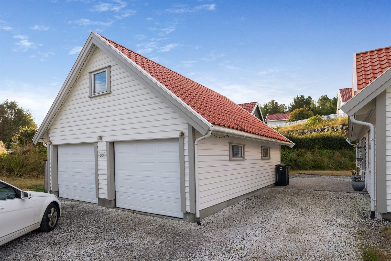 Frittstående dobbelgarasje oppført ca 2009/2010, med hems. Galleribilde