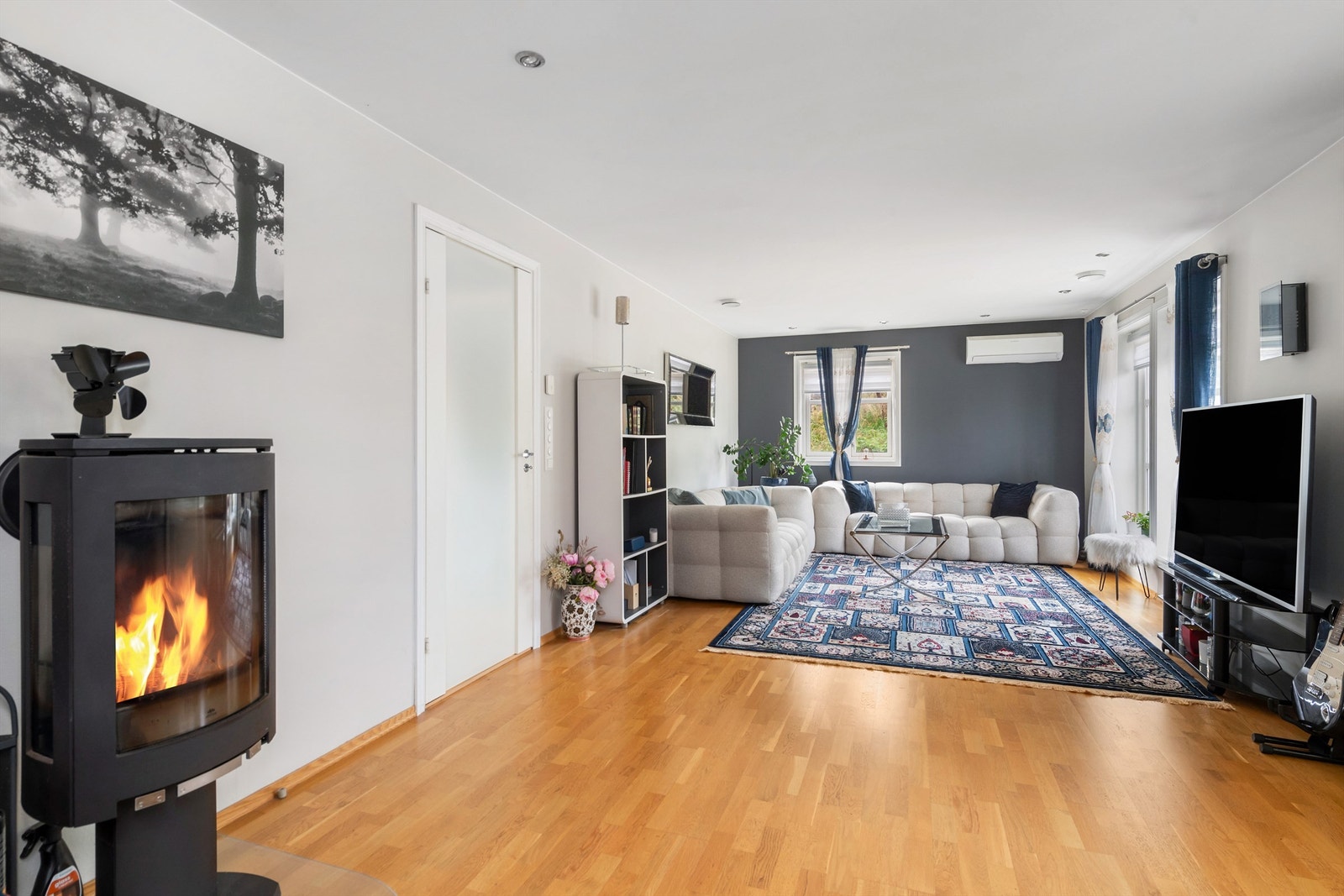 Lys stue i 1. etasje med både vedovn og varmepumpe Galleribilde