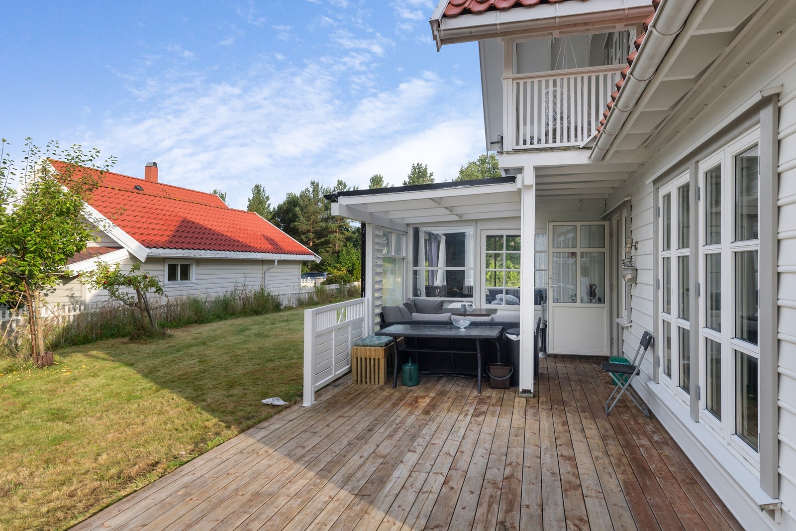 Oppført overbygg og utestue på terrasseplatting (ikke omsøkt og godkjent hos kommunen) Galleribilde