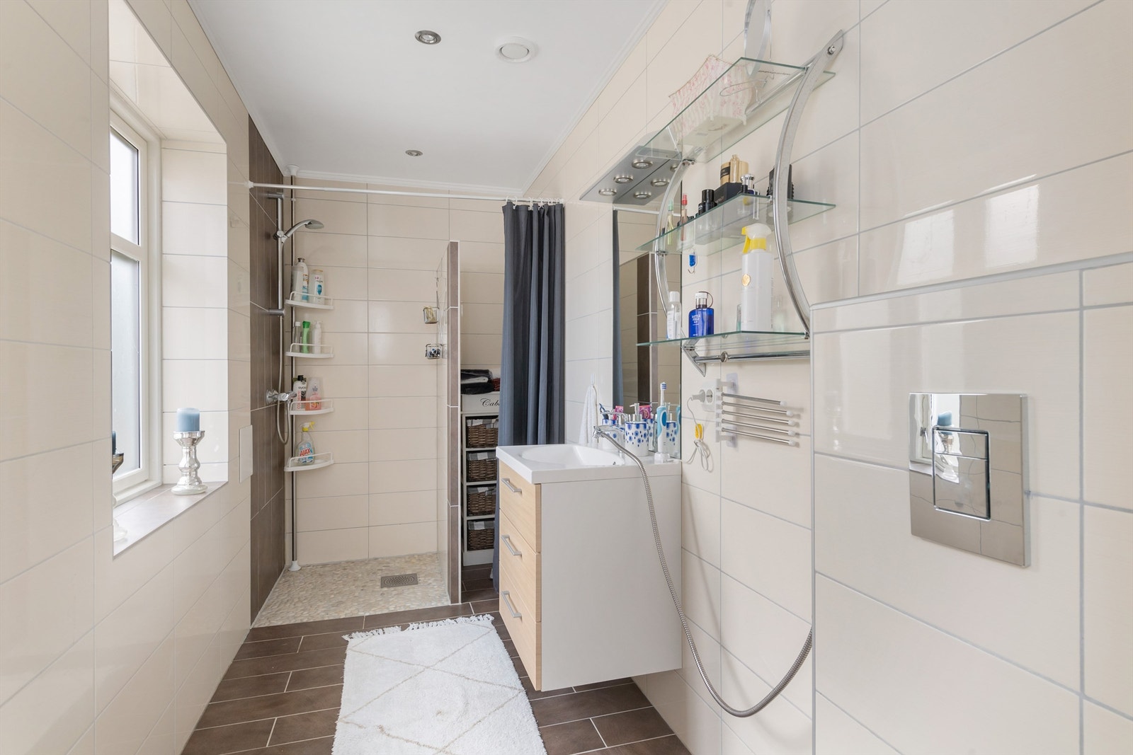 Flislagt bad i 1. etasje med vannbåren gulvvarme Galleribilde