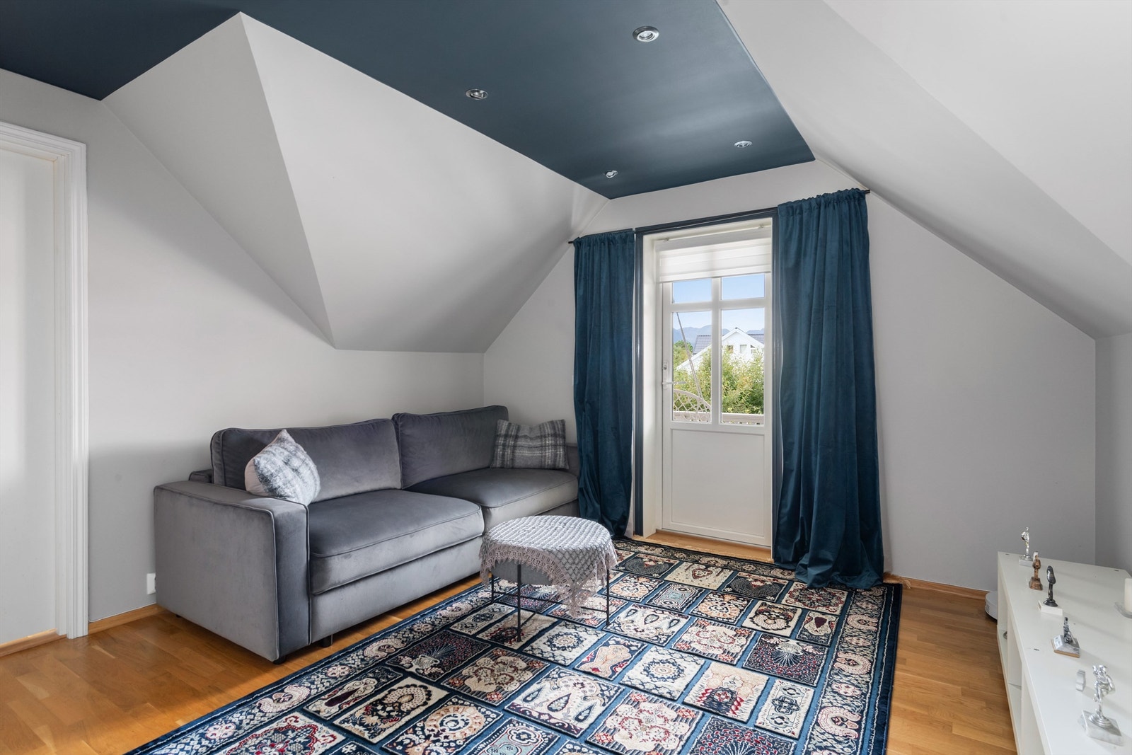 Utgang til overbygd lufteveranda fra loftstuen Galleribilde