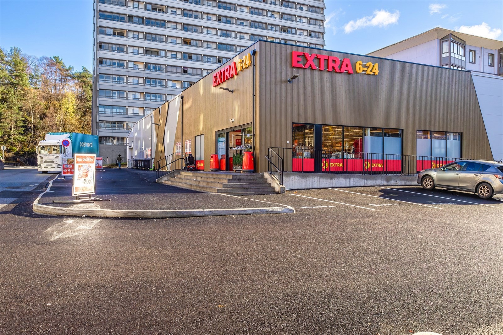Nærbutikken i Vadmyra er nylig ombygget og pusset opp, moderne og flott med parkering på utsiden Galleribilde