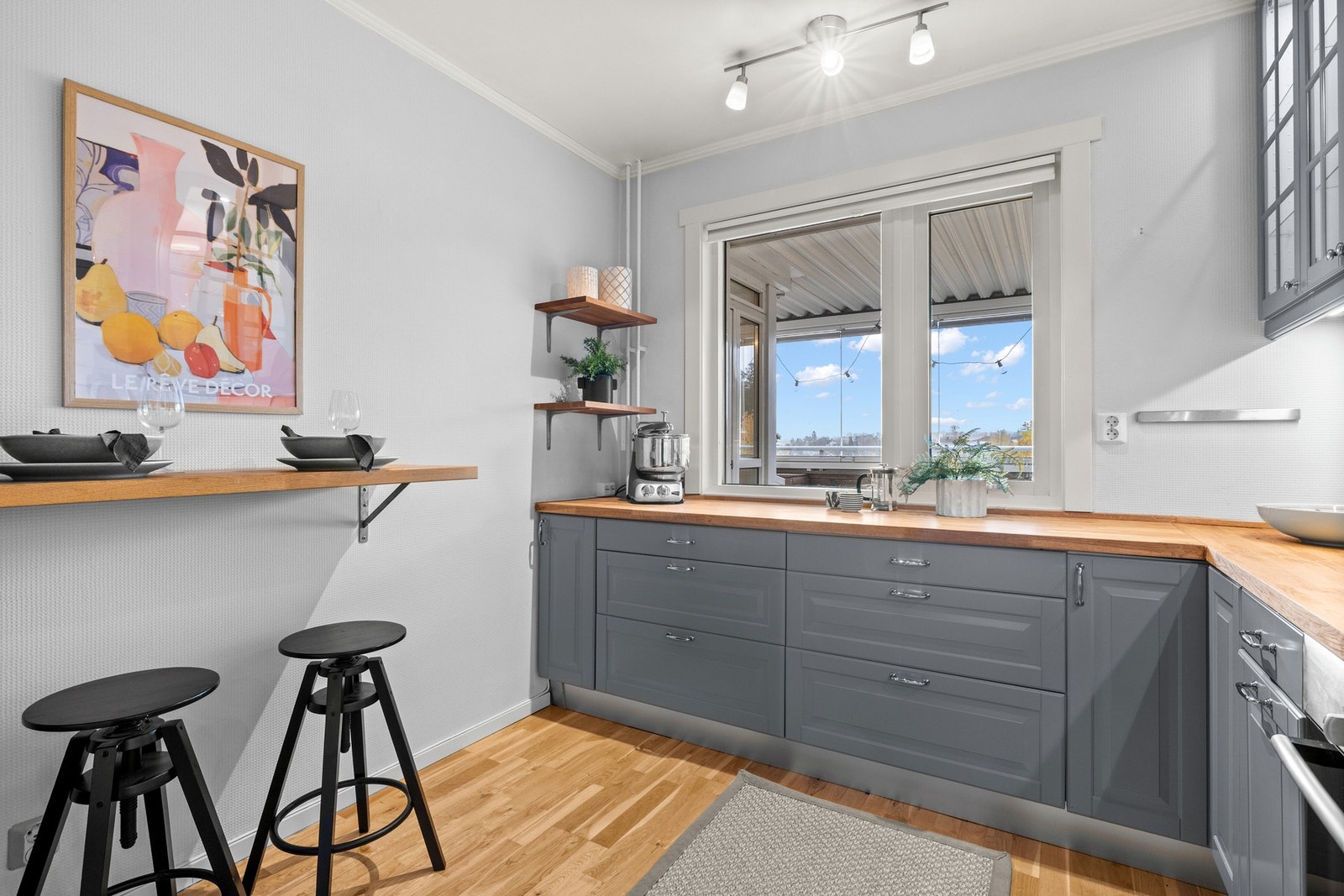 Kjøkkeninnredningen er fra 2005/2006 og den ble oppgradert med nye overskap med LED-lys, ventilatorhette, flislagt vegg og nye fronter på underskap og skuffer i 2016 samt at blandebatteriet ble skiftet i 2020. Galleribilde