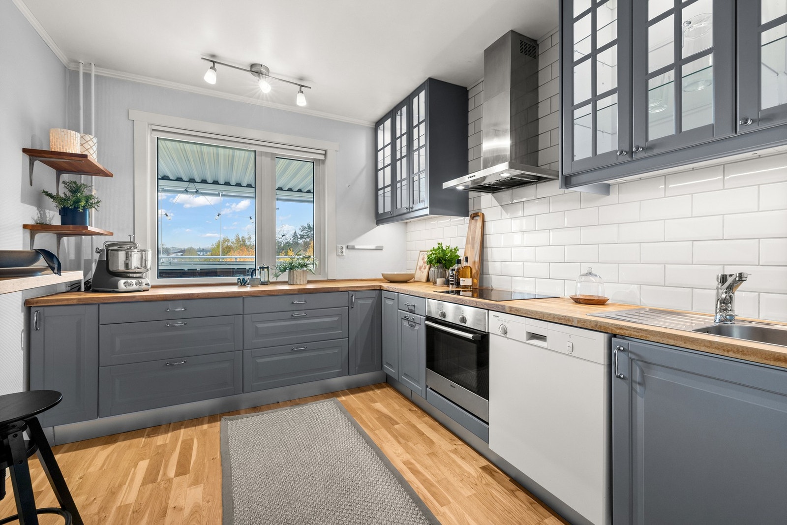 Fint og romslig kjøkken. Integrert stekeovn og induksjonstopp. Galleribilde