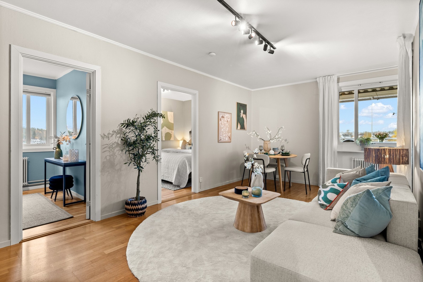 Lys og pen 3-roms leilighet i 7.etasje med romslig balkong, flott utsikt og heis til inngangsplan. Galleribilde