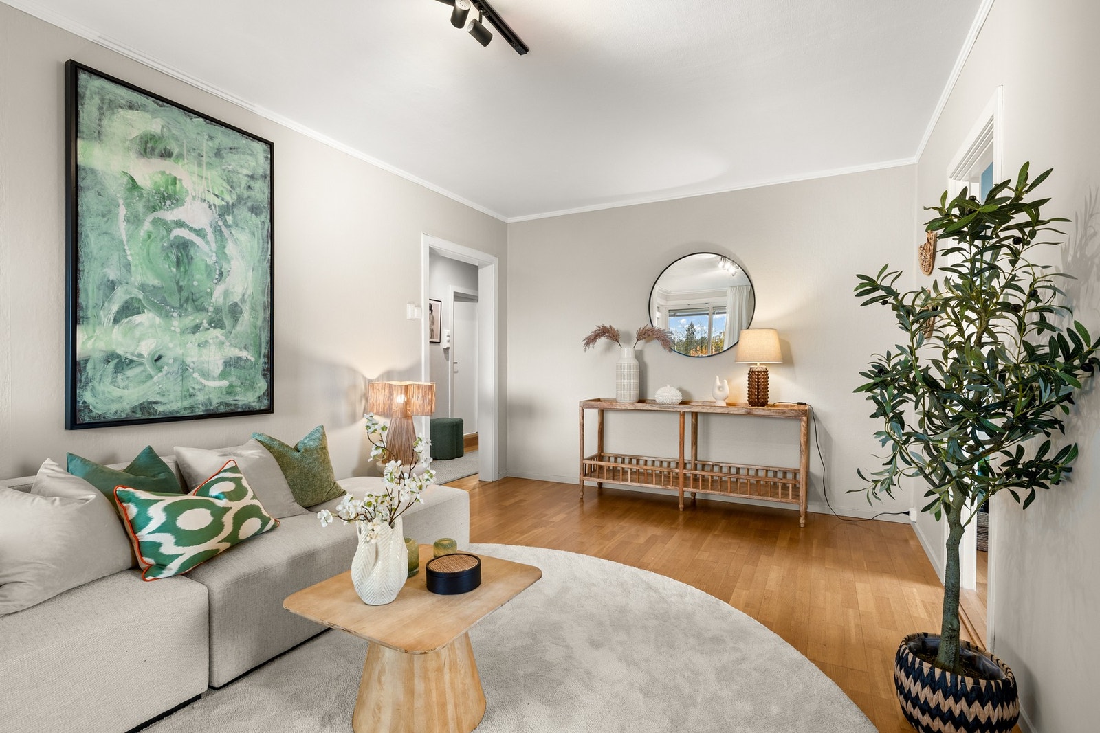 Fyring, varmtvann og tv/internett inkludert i fellesutgiftene. Lave strømutgifter. Galleribilde