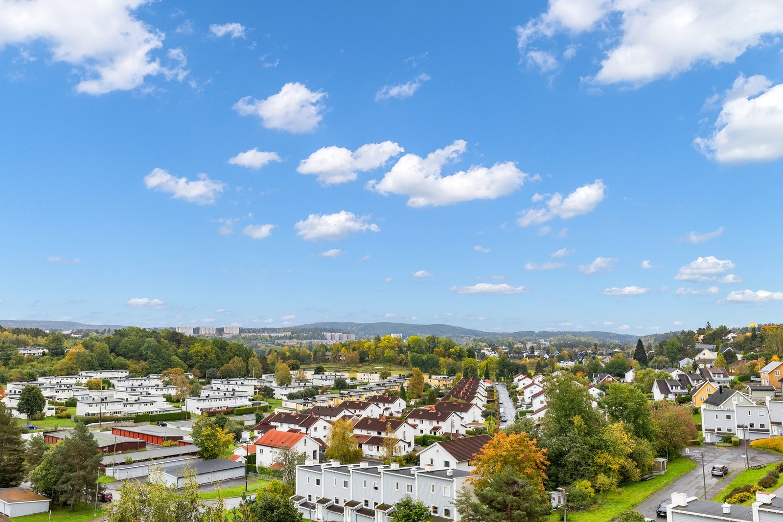 Leiligheten har svært gode utsiktsforhold over nærområdet. Galleribilde