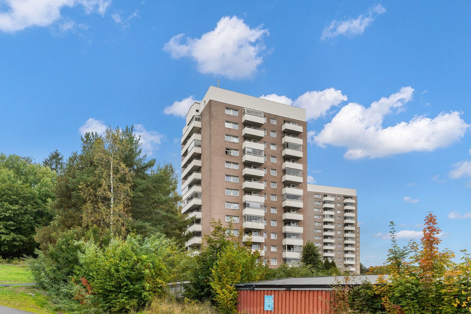 Borettslaget består av 551 leiligheter fordelt på 17 bygninger. Galleribilde