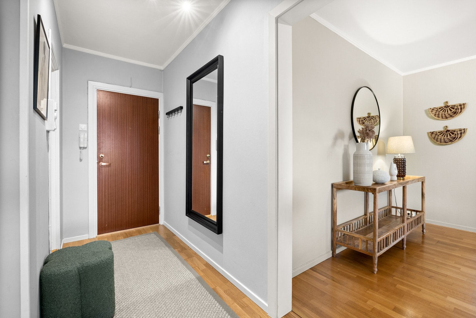 Leiligheten har en romslig entré, og det er god lagringsplass. Mellom bad og kjøkken finnes det et praktisk kott, i tillegg til at eier disponerer kjeller- og loftsbod. Galleribilde