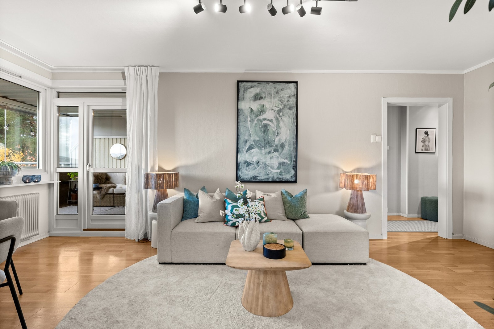 PrivatMegleren Panorama v/ Line Doksum har gleden av å presentere en innbydende 3-roms hjørneleilighet i 7.etg. Galleribilde