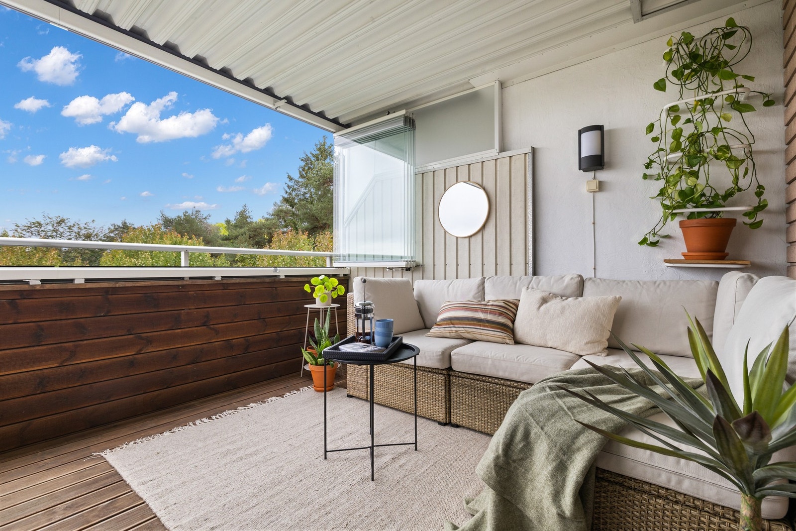 Stue med utgang til solrik, sydvendt innglasset balkong på ca. 10,6 kvm. Galleribilde