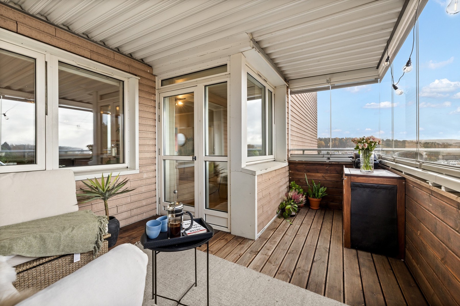 Balkongen er overbygget, og oppleves som en forlengelse av stuen store deler av året. Galleribilde