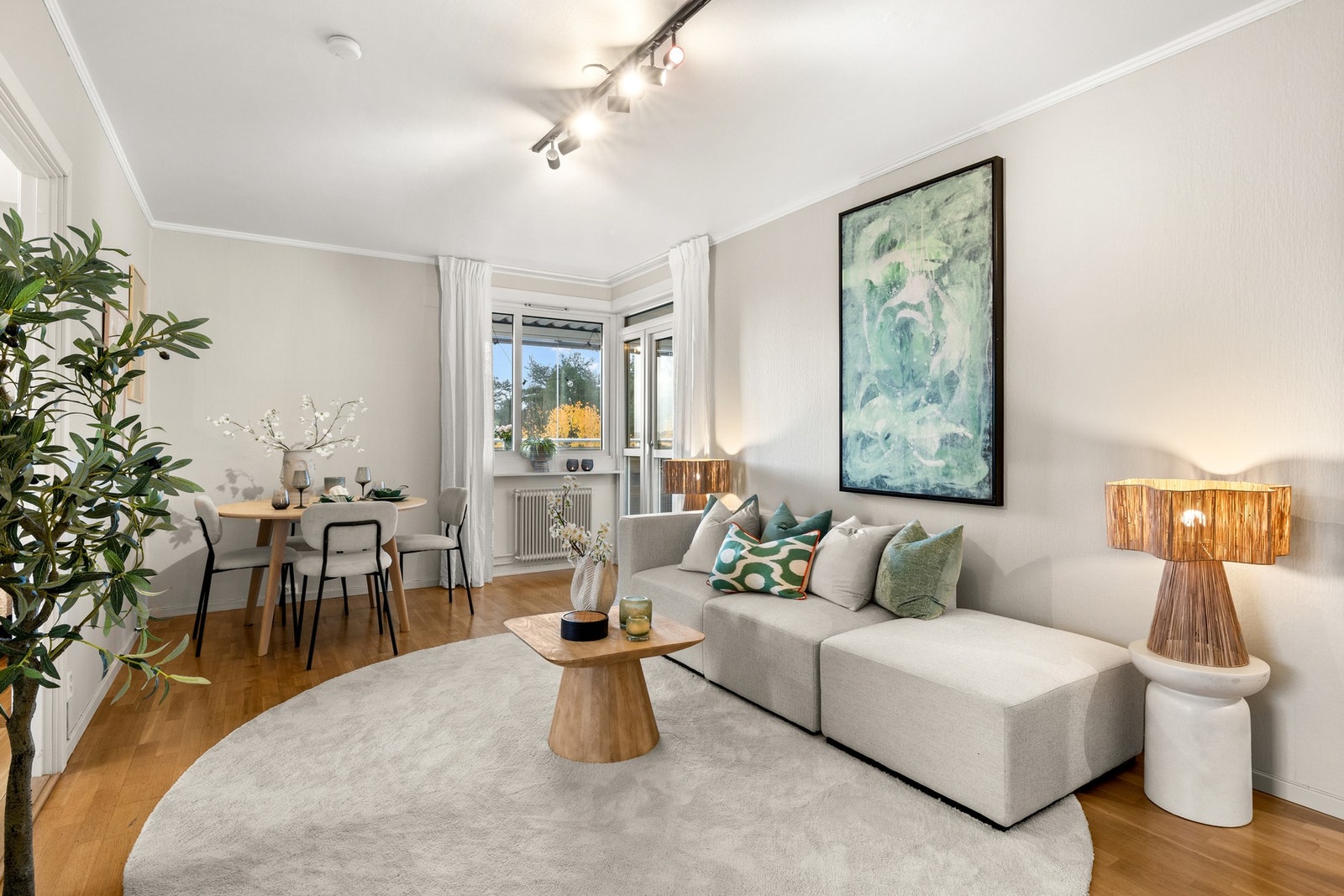 Stue av god størrelse med plass til en stor sofagruppe og spisebord. Galleribilde