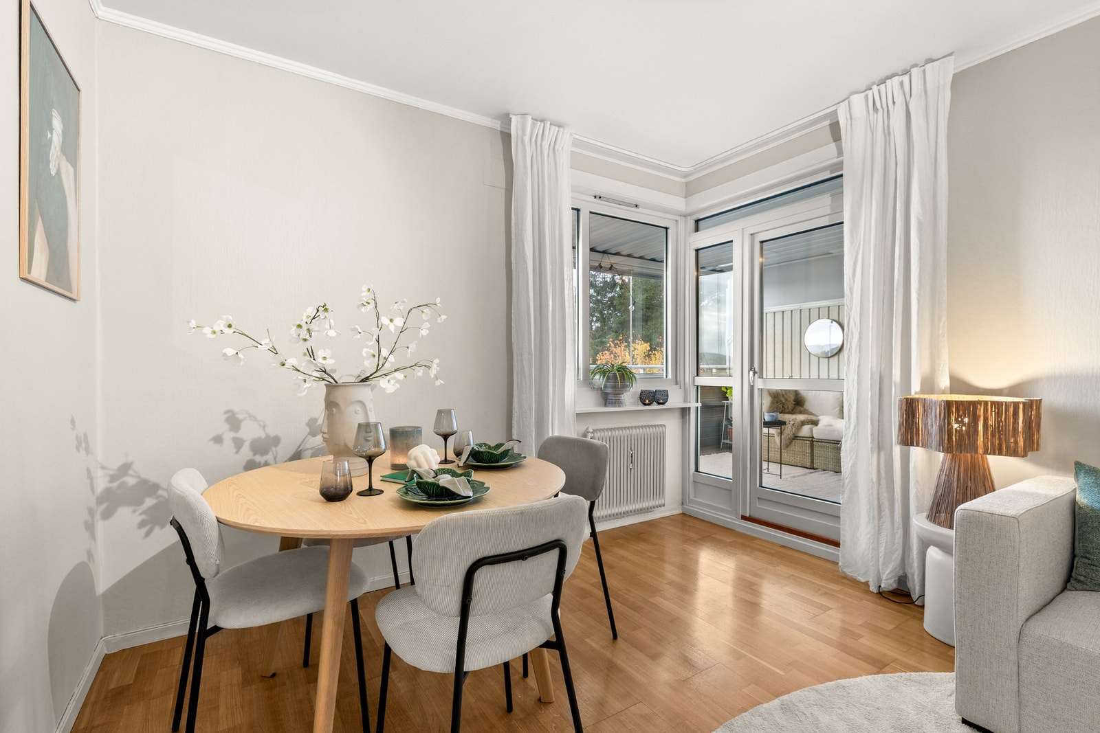 Veggoverflater i stue er malt i 2025. Galleribilde