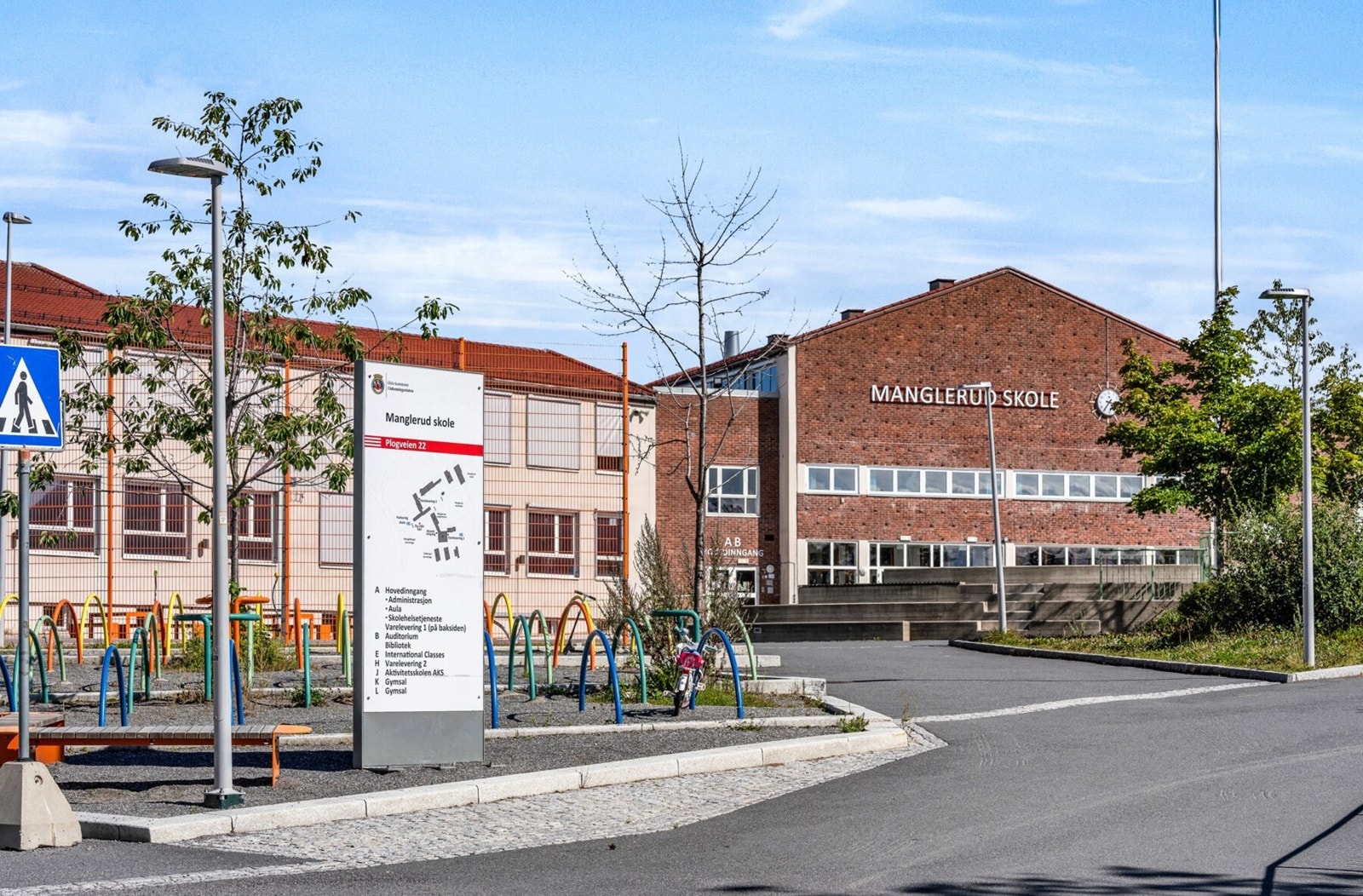 Tilhørighet til populære Manglerud barne- og ungdomsskole, inkludert international classes. Galleribilde