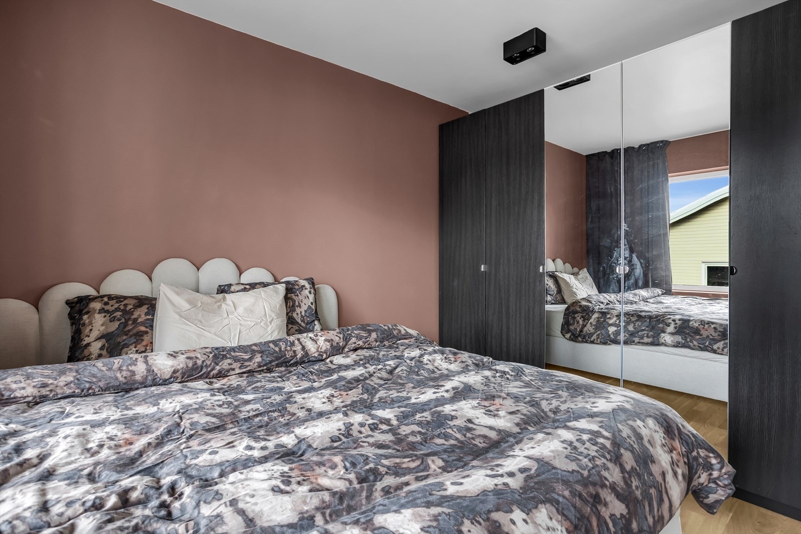 Det er godt med oppbevaringsplass i garderobeskap. Galleribilde